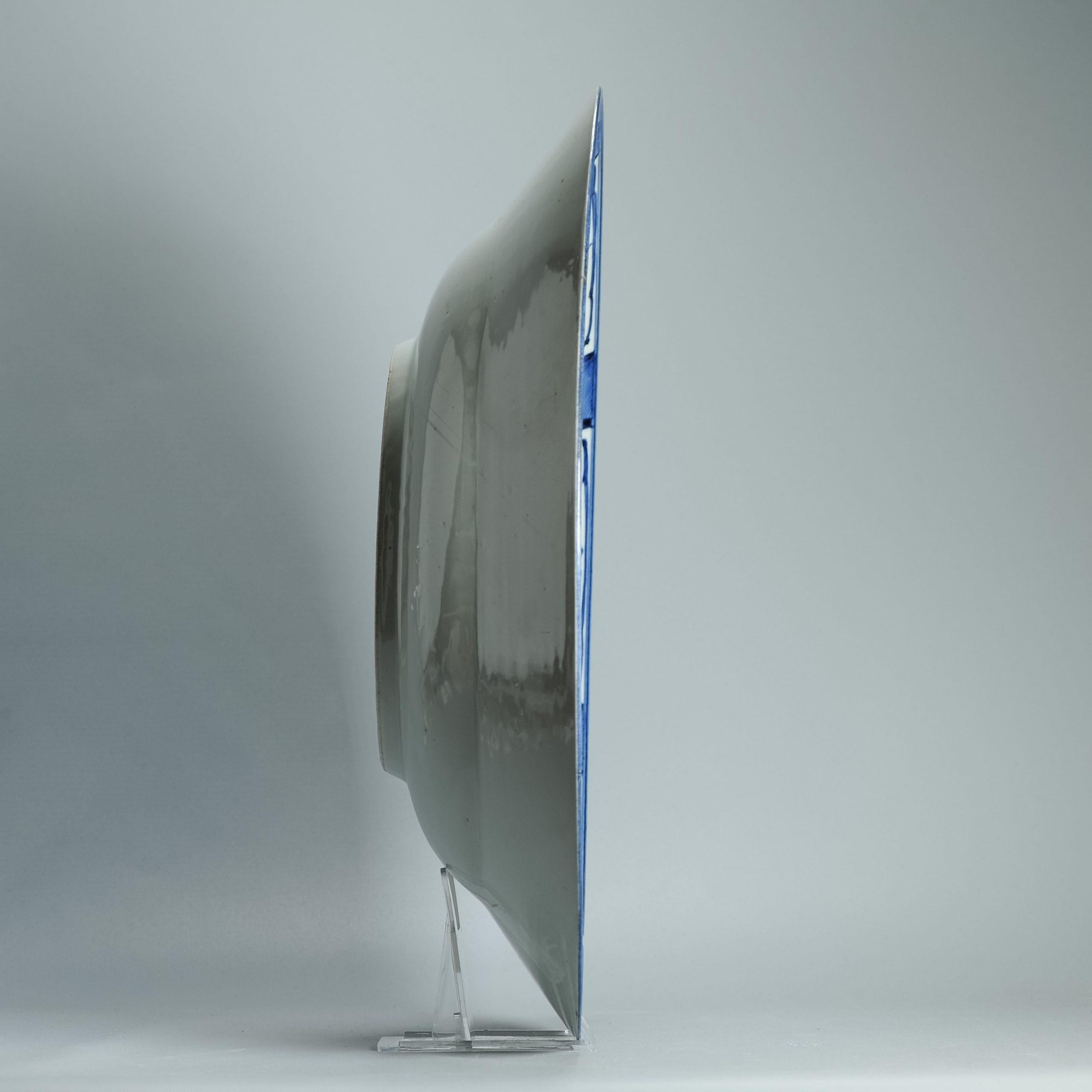 Fino al XVIII secolo 43.5CM Antico piatto di porcellana giapponese del periodo Arita Edo del 17° secolo, stile Ming Kraak in vendita