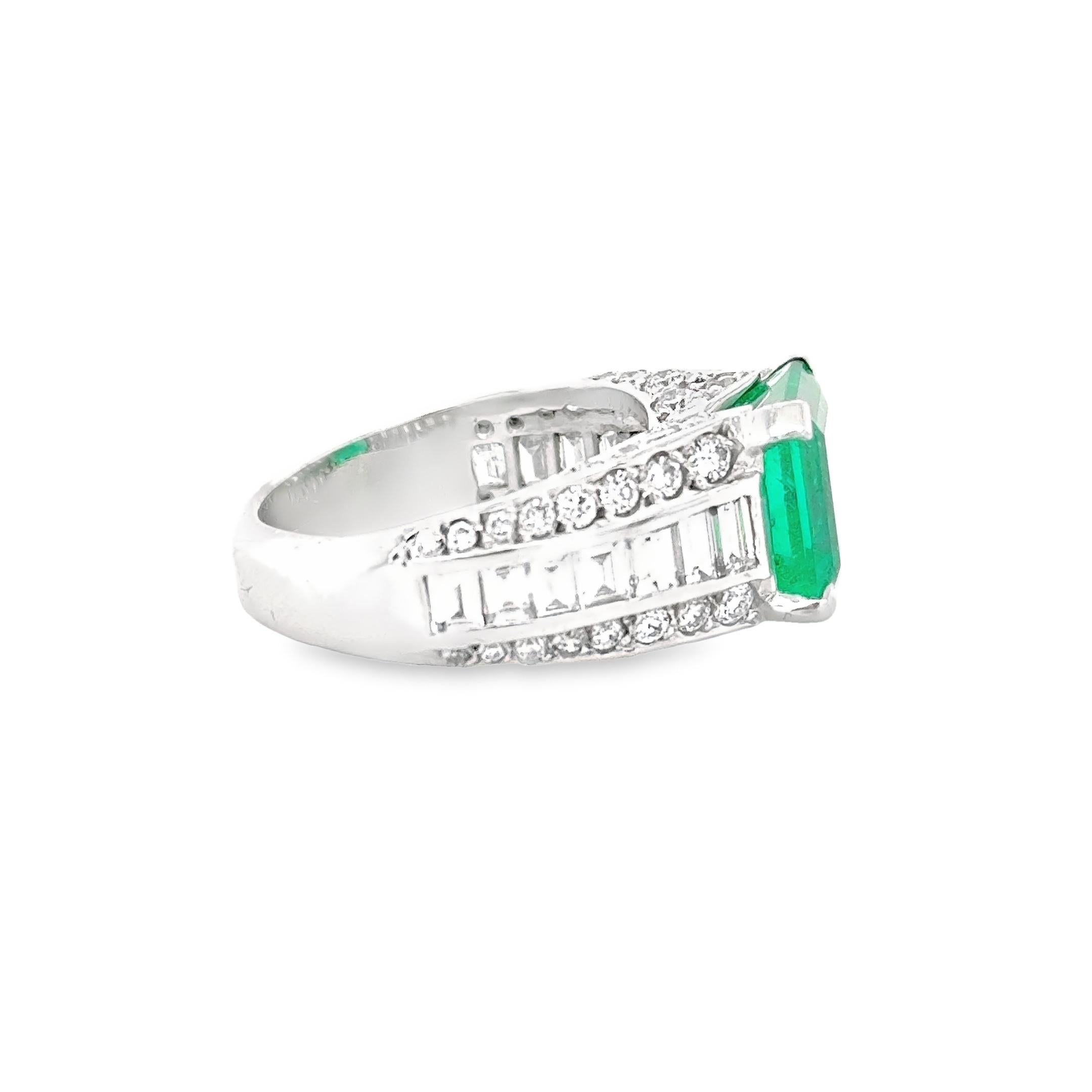 4.35crt Kolumbianischer Smaragd und Diamant Ring- Vivid Green  im Zustand „Gut“ im Angebot in London, GB