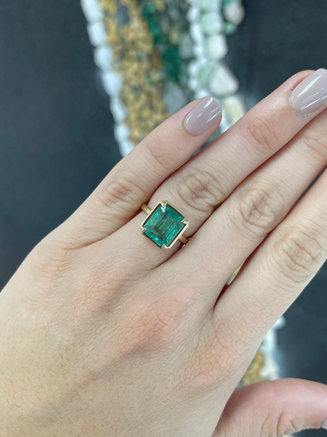 Artisan 4.35ct 14K Natural Mossy Green Emerald Cut Emerald 4 Prong Set Solitaire Ring en vente