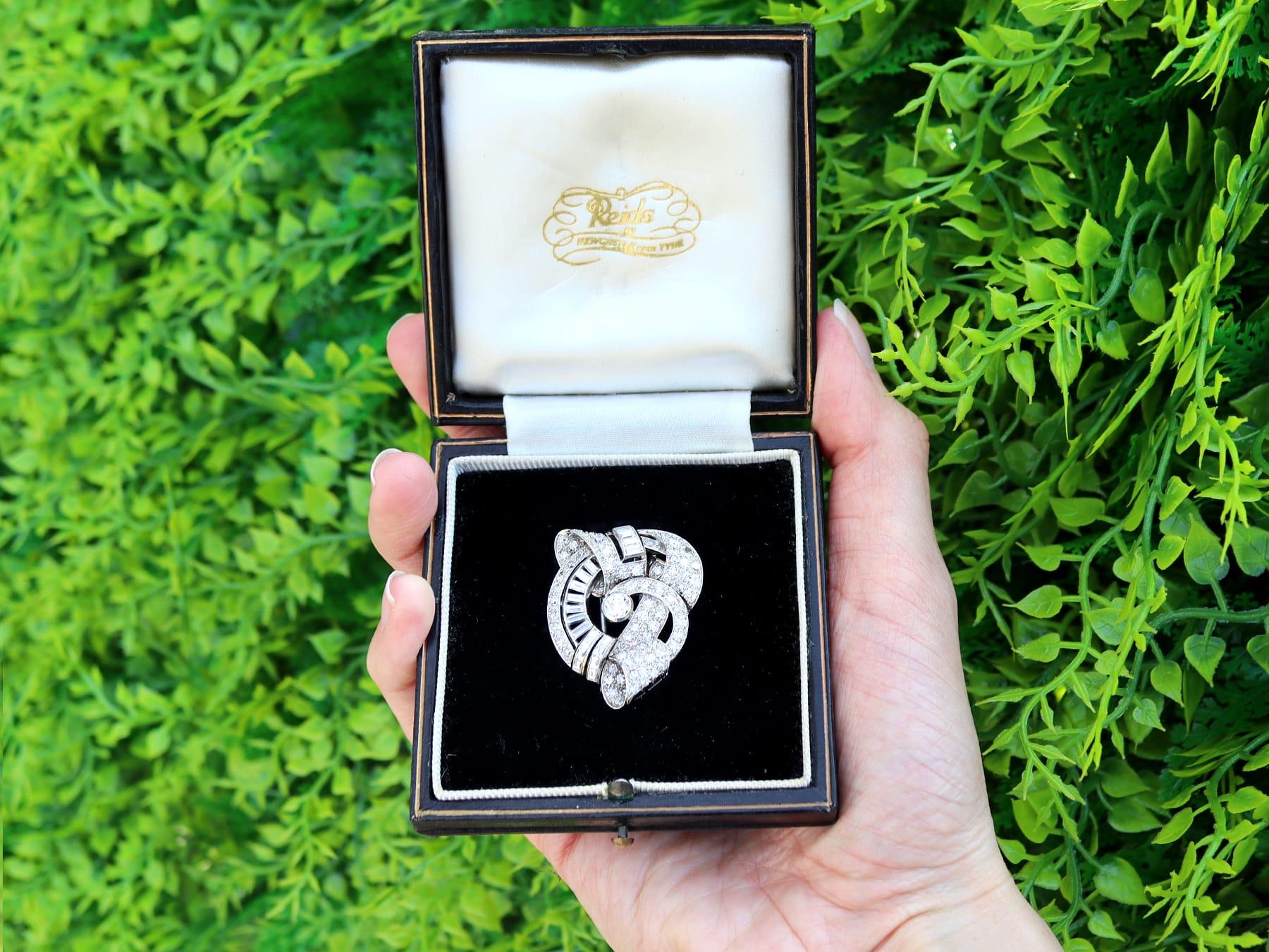 Impresionante broche antiguo de pinza Art Decó de platino y diamantes de 4,35 quilates; forma parte de nuestras diversas colecciones de joyas antiguas de diamantes. 

Este asombroso, fino e impresionante broche de clip de diamantes ha sido elaborado