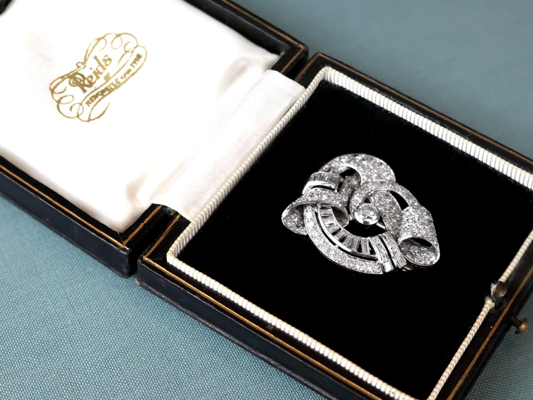Broche de clip de diamantes y platino de 4,35 ct - Art Déco - Antiguo Circa 1935 en Excelente estado para la venta en Jesmond, Newcastle Upon Tyne