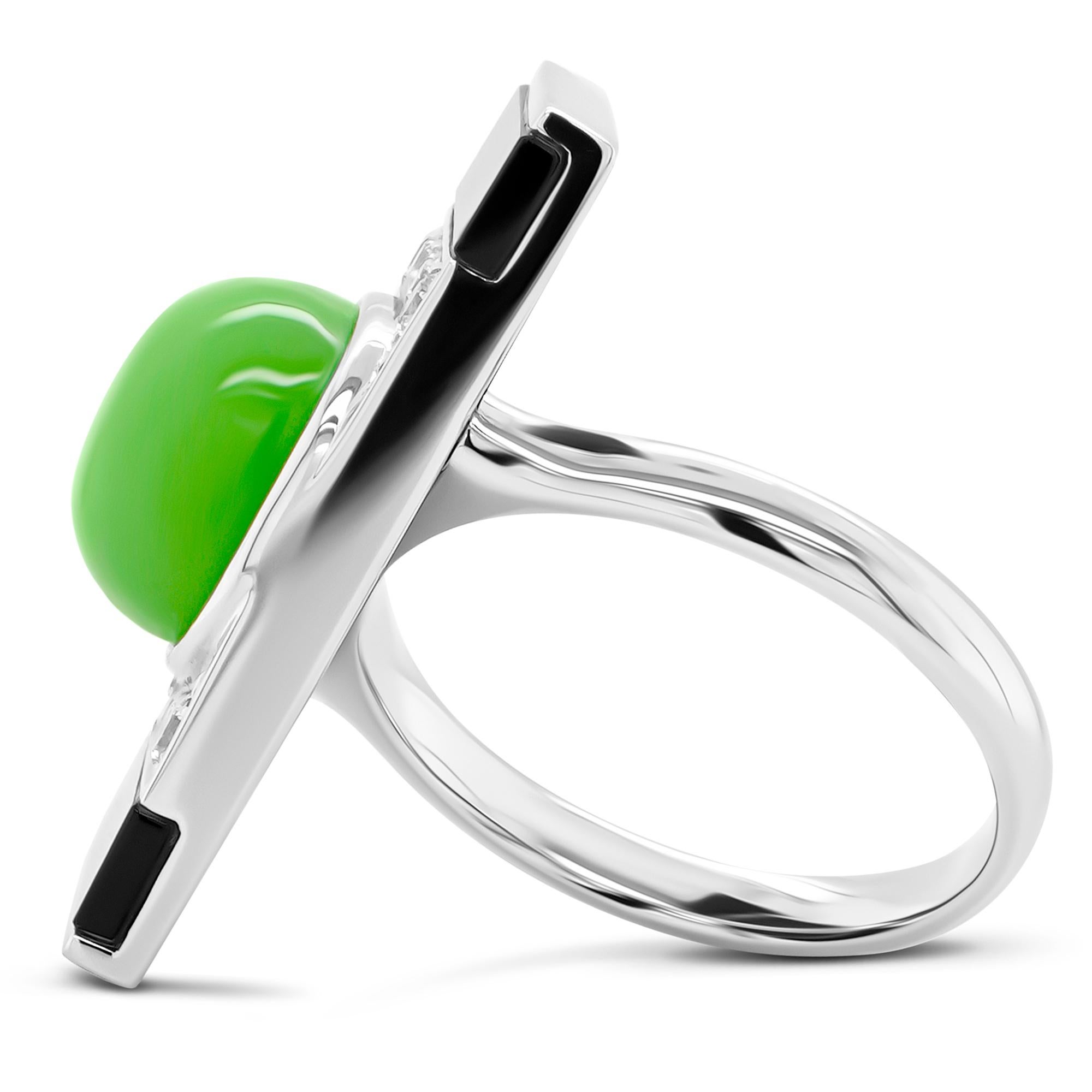Taglio ovale 4.36 Carat Chrysophase (Jade Look Alike ) & Onyx Art Deco 18K Ring With Diamond in vendita
