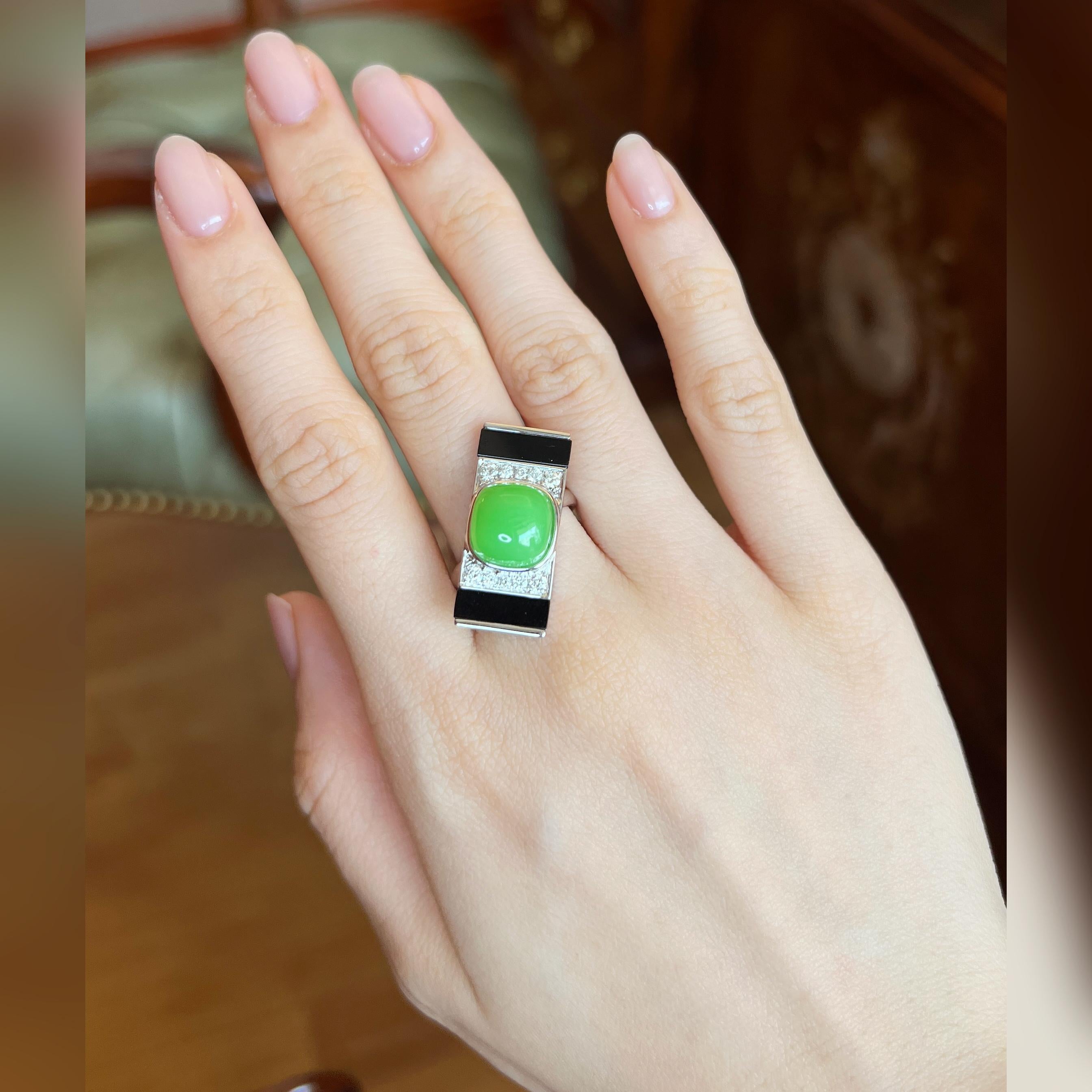 da uomo o donna 4.36 Carat Chrysophase (Jade Look Alike ) & Onyx Art Deco 18K Ring With Diamond in vendita