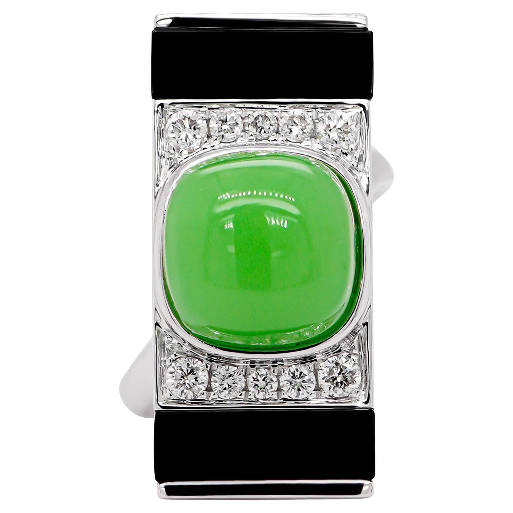 4.36 Carat Chrysophase (Jade Look Alike ) & Onyx Art Deco 18K Ring With Diamond in vendita