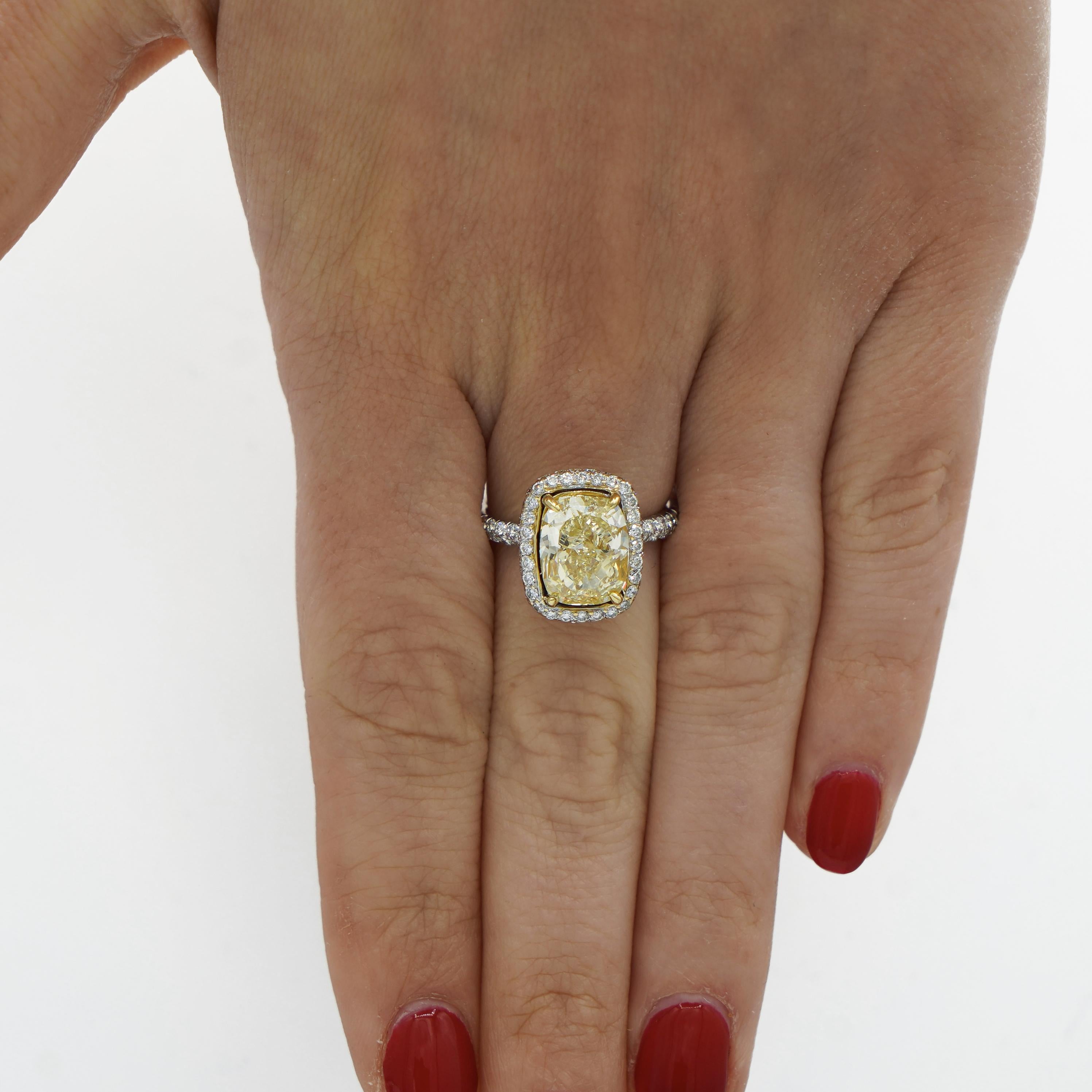 4,36 Karat länglicher Verlobungsring mit gelbem Fancy-Diamant-Halo im Kissenschliff mit Halo aus 18K im Angebot 6