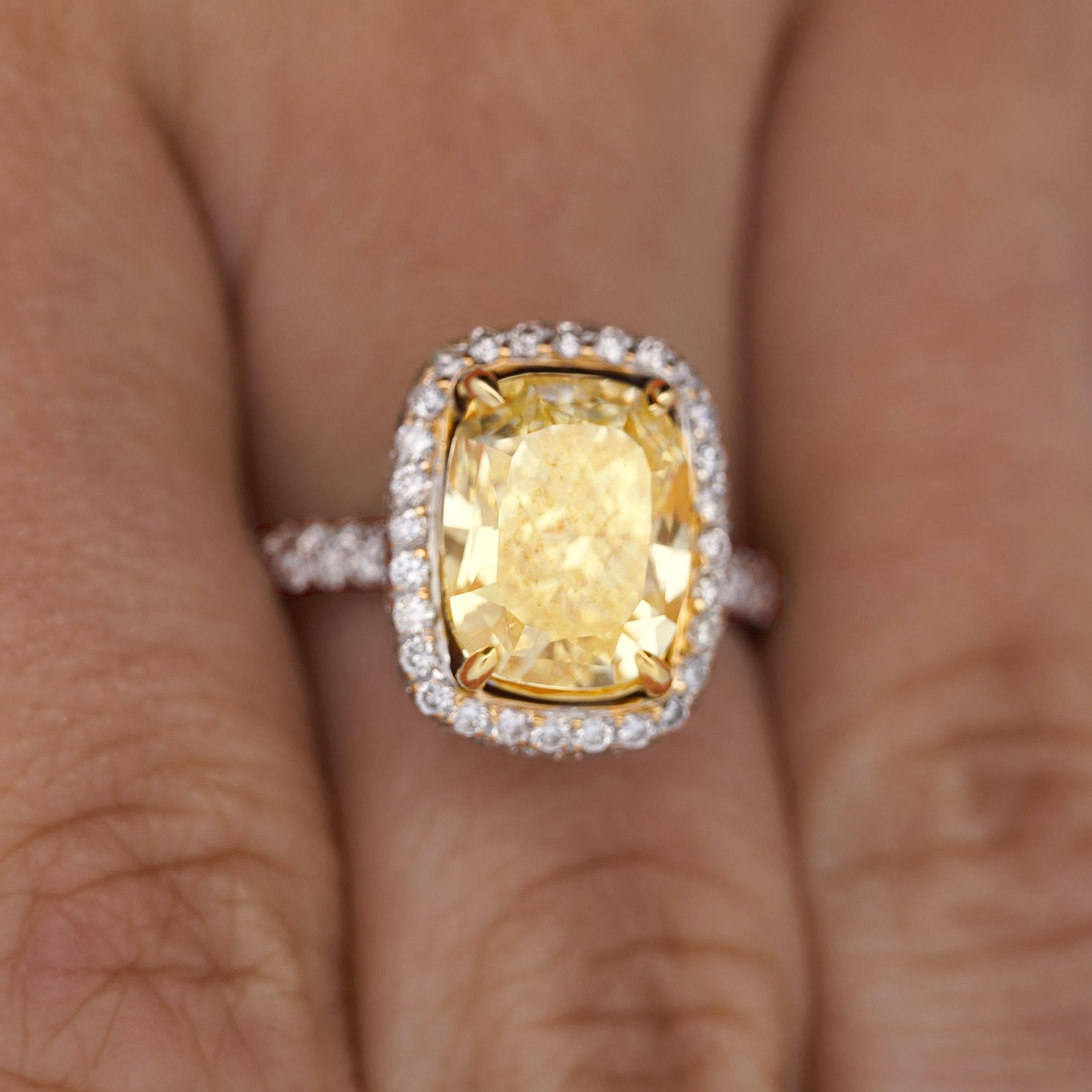 Ein atemberaubender 4,36 Karat Fancy Yellow Diamond steht im Mittelpunkt dieses Verlobungsrings aus 18 Karat Weißgold, der von einem Halo und einem versteckten Halo aus runden Brillanten umgeben ist und aus jedem Blickwinkel
