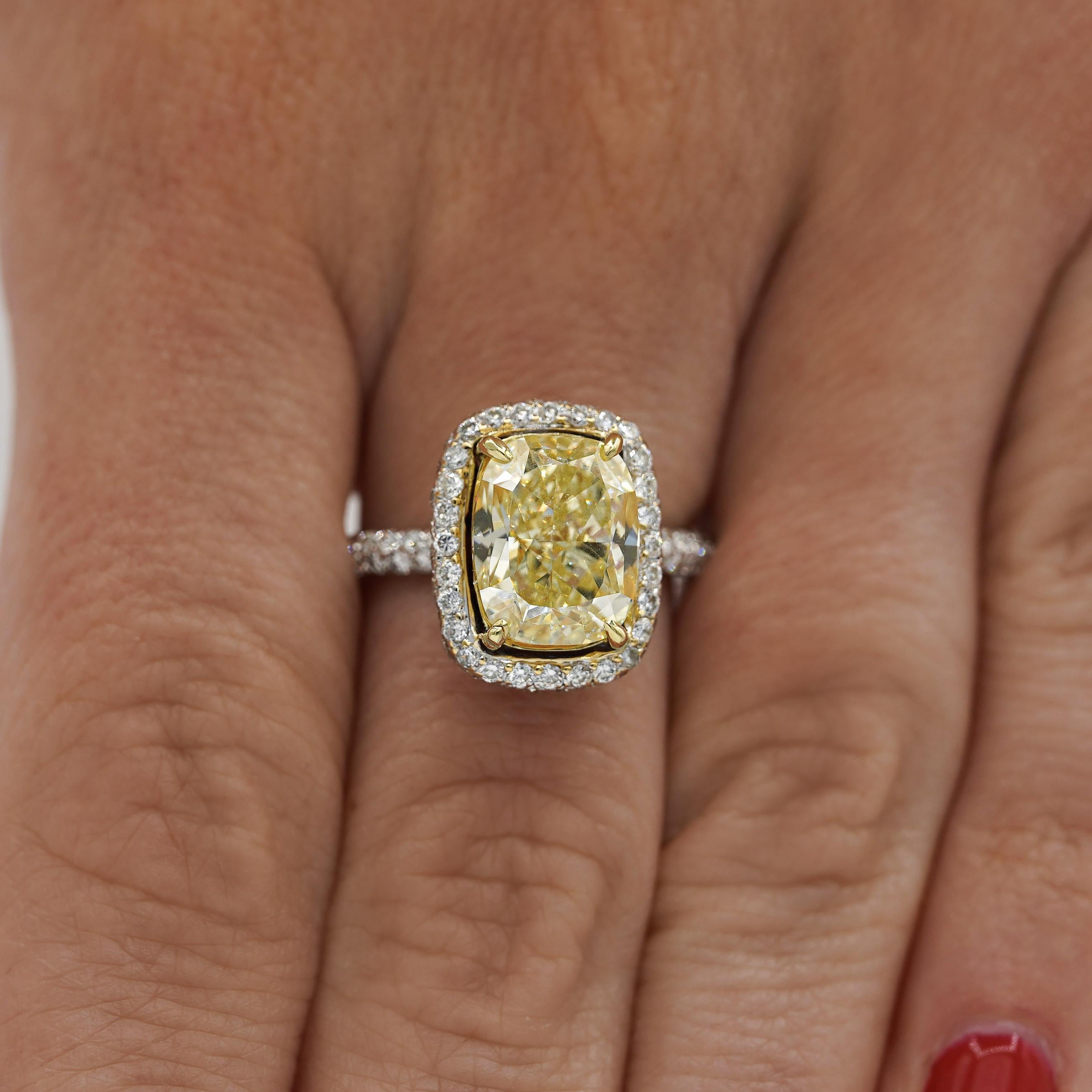 4,36 Karat länglicher Verlobungsring mit gelbem Fancy-Diamant-Halo im Kissenschliff mit Halo aus 18K (Zeitgenössisch) im Angebot