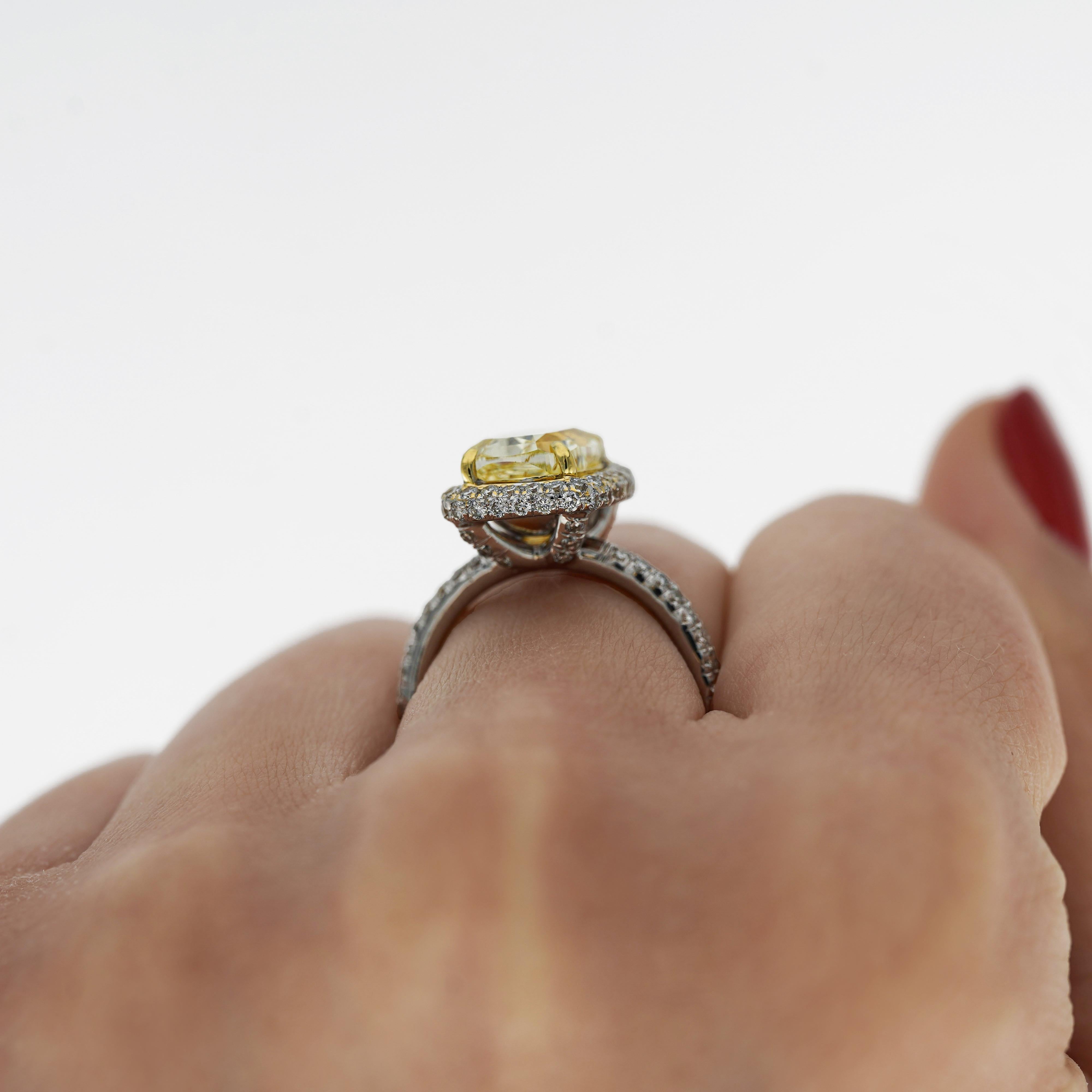 4,36 Karat länglicher Verlobungsring mit gelbem Fancy-Diamant-Halo im Kissenschliff mit Halo aus 18K im Zustand „Neu“ im Angebot in Miami, FL