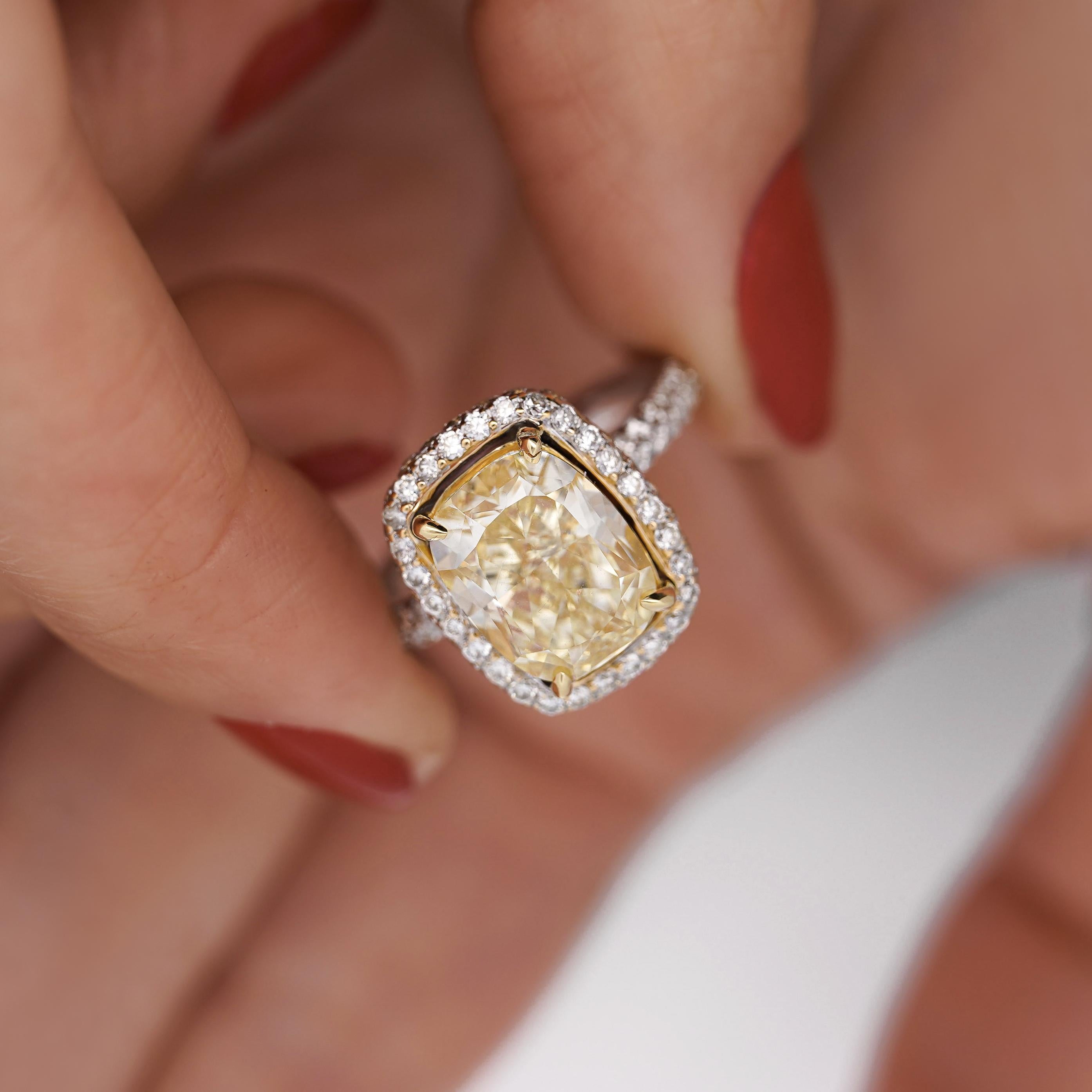 4,36 Karat länglicher Verlobungsring mit gelbem Fancy-Diamant-Halo im Kissenschliff mit Halo aus 18K Damen im Angebot