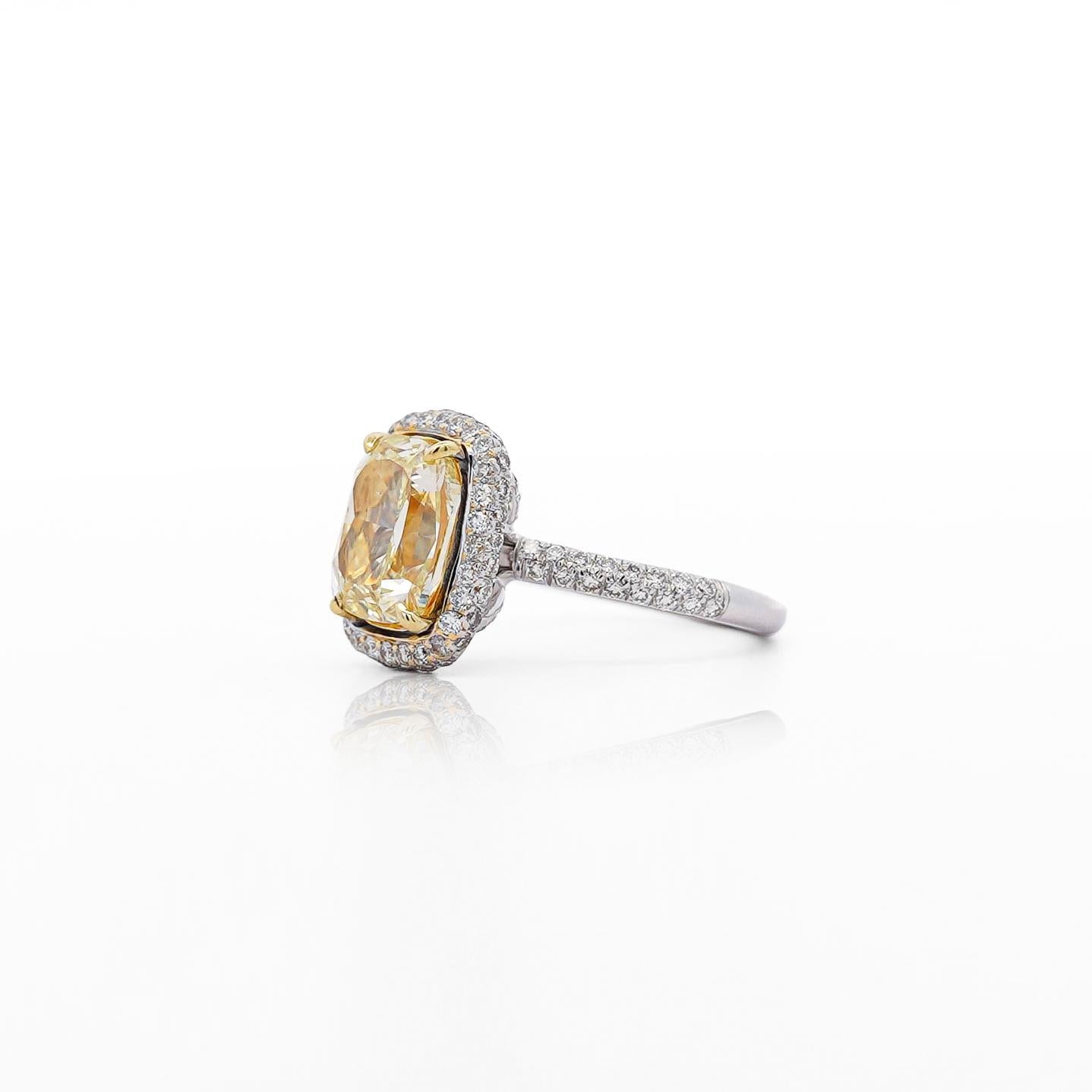 4,36 Karat länglicher Verlobungsring mit gelbem Fancy-Diamant-Halo im Kissenschliff mit Halo aus 18K im Angebot 1