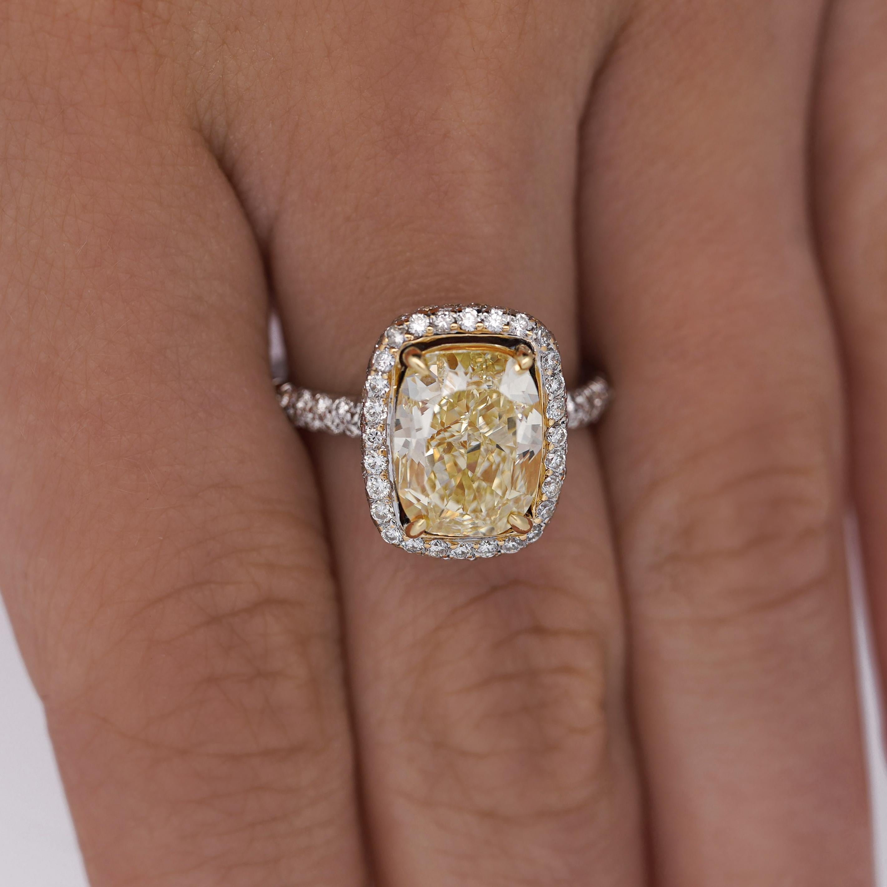 4,36 Karat länglicher Verlobungsring mit gelbem Fancy-Diamant-Halo im Kissenschliff mit Halo aus 18K im Angebot 3