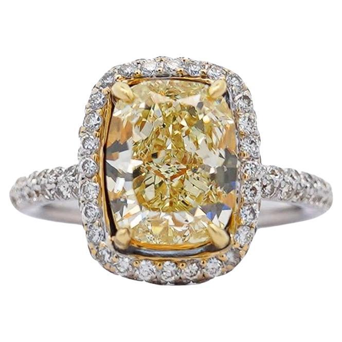 4,36 Karat länglicher Verlobungsring mit gelbem Fancy-Diamant-Halo im Kissenschliff mit Halo aus 18K im Angebot