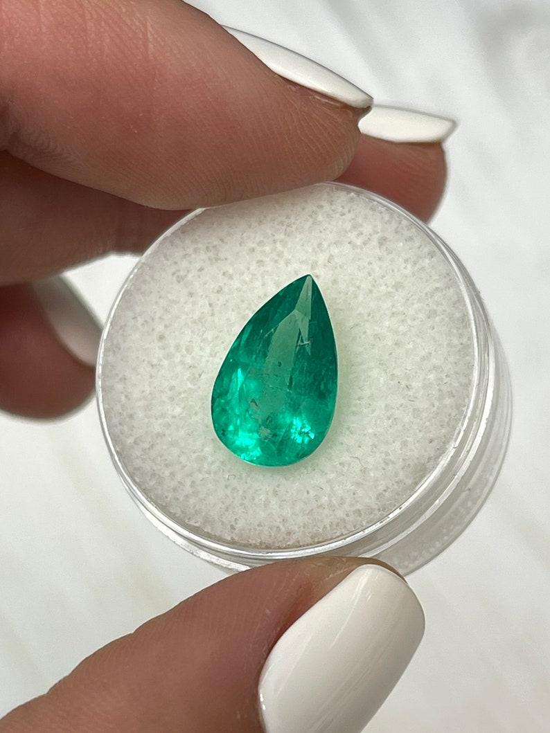 Pierre : Émeraude
Poids : 4,36 carats
Forme : Coupe poire
Clarté : Transparent
Éclat : Excellent-Très bon
Couleur : vert bleuté
Dimensions : 13,79 mm x 8,62 mm x 7,63 mm
Origine géographique : Colombie
Traitement : Naturel, huilé

Commentaires : En