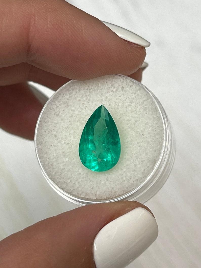 Moderne 4.36 Carat Glowing Green Colombian Emerald - Pear Cut Teardrop May Birthstone (Émeraude colombienne d'un vert éclatant) - Pierre de naissance du mois de mai en vente