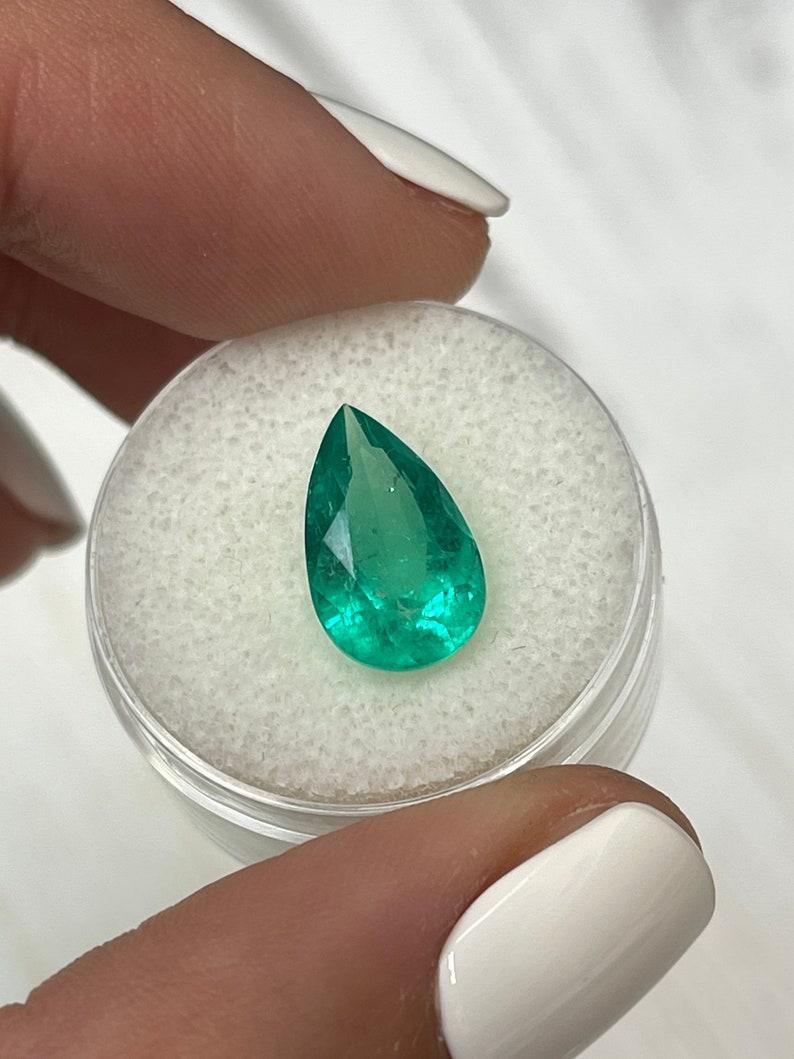 Taille poire 4.36 Carat Glowing Green Colombian Emerald - Pear Cut Teardrop May Birthstone (Émeraude colombienne d'un vert éclatant) - Pierre de naissance du mois de mai en vente