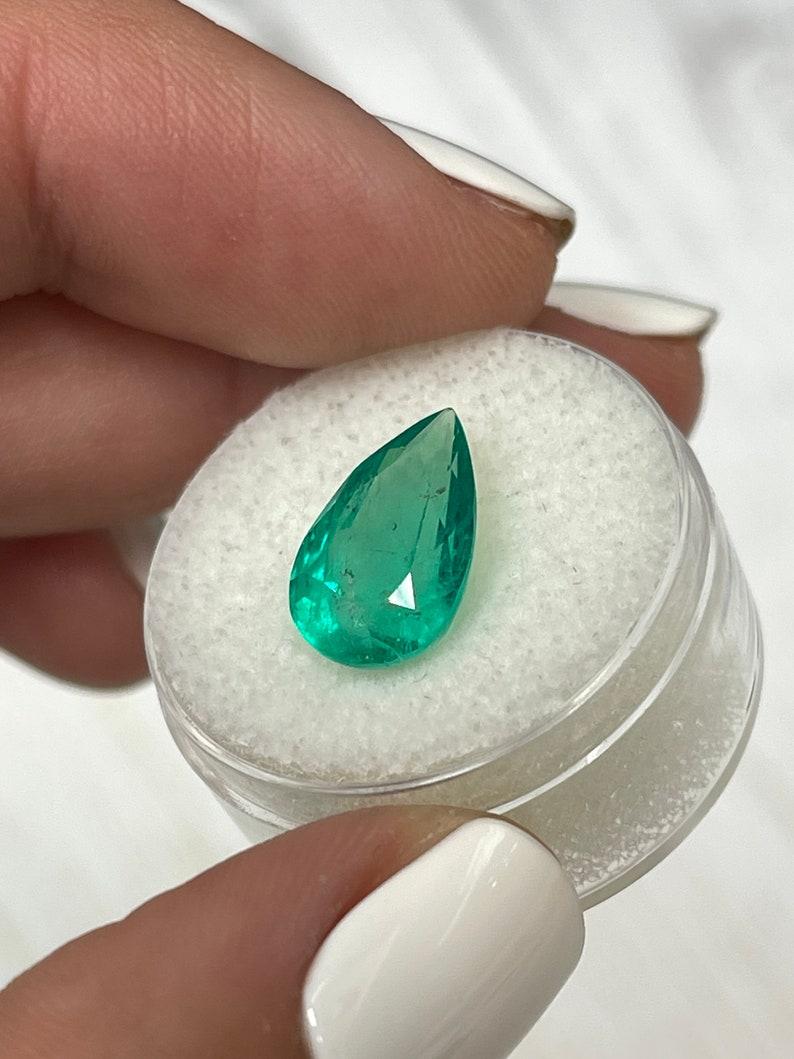 4.36 Carat Glowing Green Colombian Emerald - Pear Cut Teardrop May Birthstone (Émeraude colombienne d'un vert éclatant) - Pierre de naissance du mois de mai Neuf - En vente à Jupiter, FL