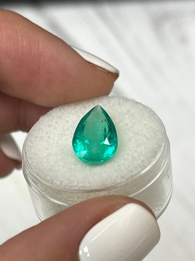 4.36 Carat Glowing Green Colombian Emerald - Pear Cut Teardrop May Birthstone (Émeraude colombienne d'un vert éclatant) - Pierre de naissance du mois de mai Pour femmes en vente