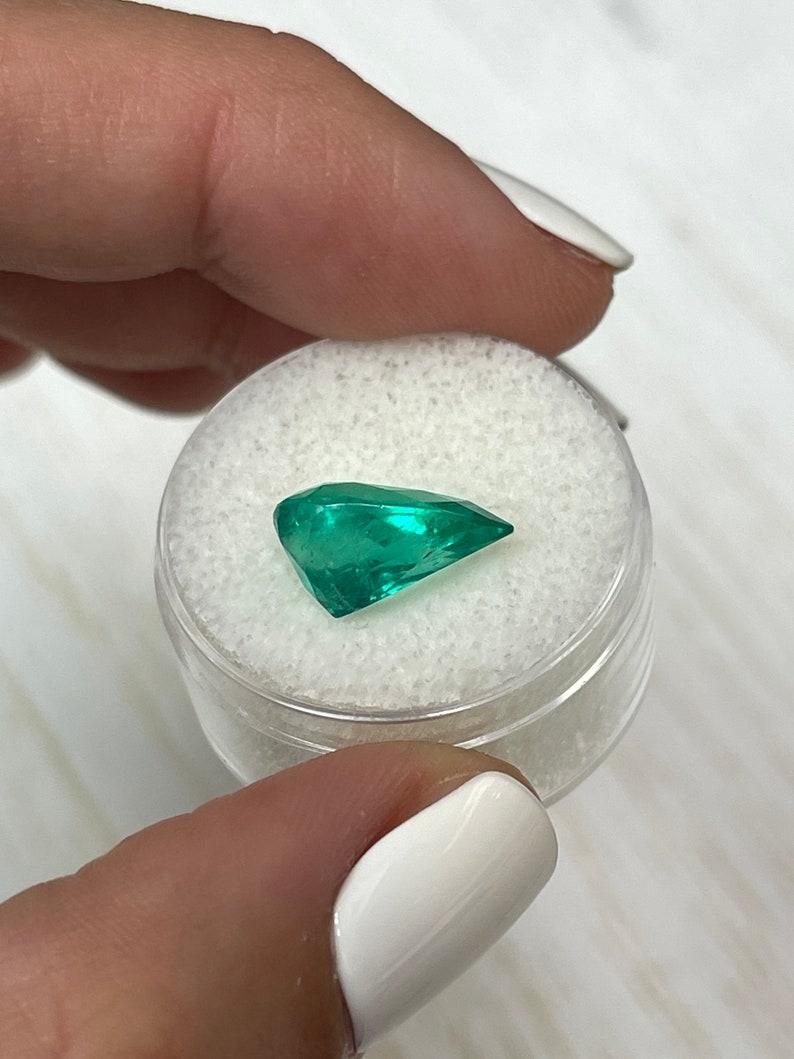 4.36 Carat Glowing Green Colombian Emerald - Pear Cut Teardrop May Birthstone (Émeraude colombienne d'un vert éclatant) - Pierre de naissance du mois de mai en vente 1