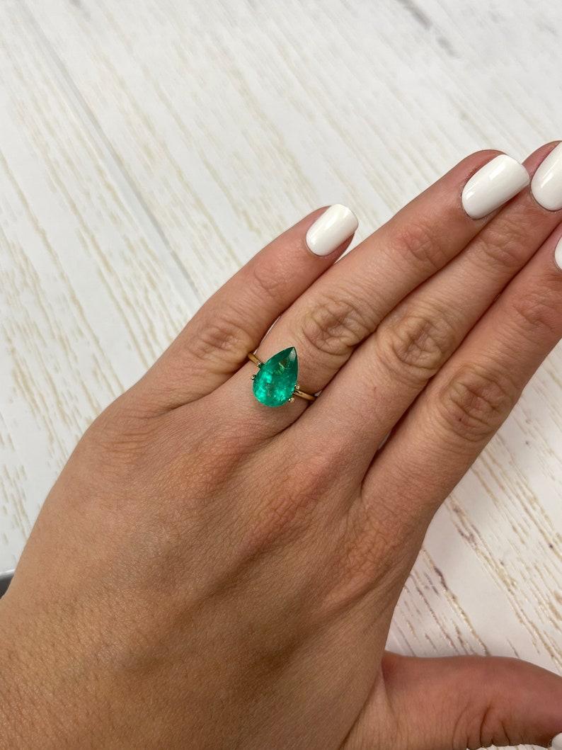 4.36 Carat Glowing Green Colombian Emerald - Pear Cut Teardrop May Birthstone (Émeraude colombienne d'un vert éclatant) - Pierre de naissance du mois de mai en vente 2