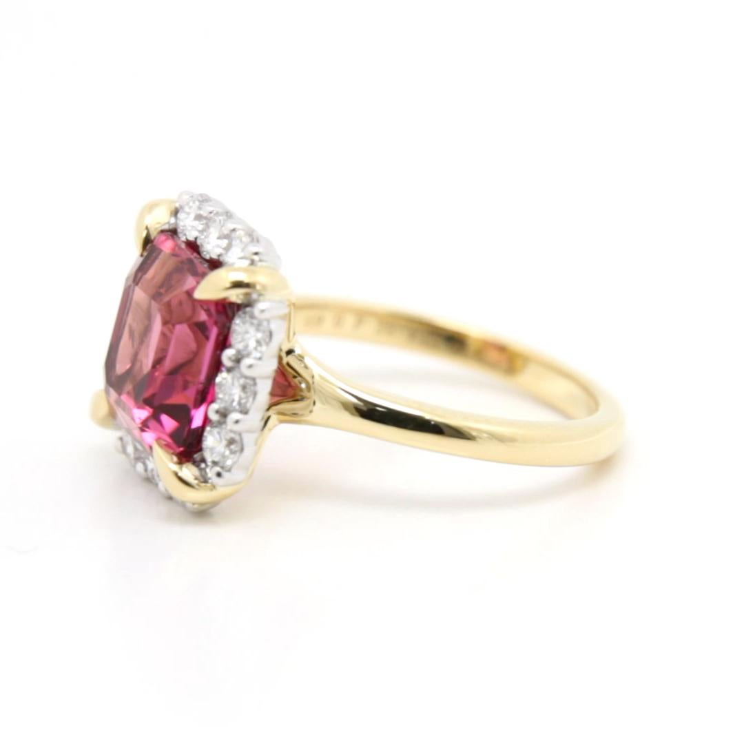 Anillo Halo Mozambique Agua de Rosas

El Anillo Halo de Rubelita de Mozambique es una auténtica obra maestra, con una impresionante rubelita de 4,36 quilates en su centro. Rodeada por un brillante halo de diamantes meticulosamente engastados, los