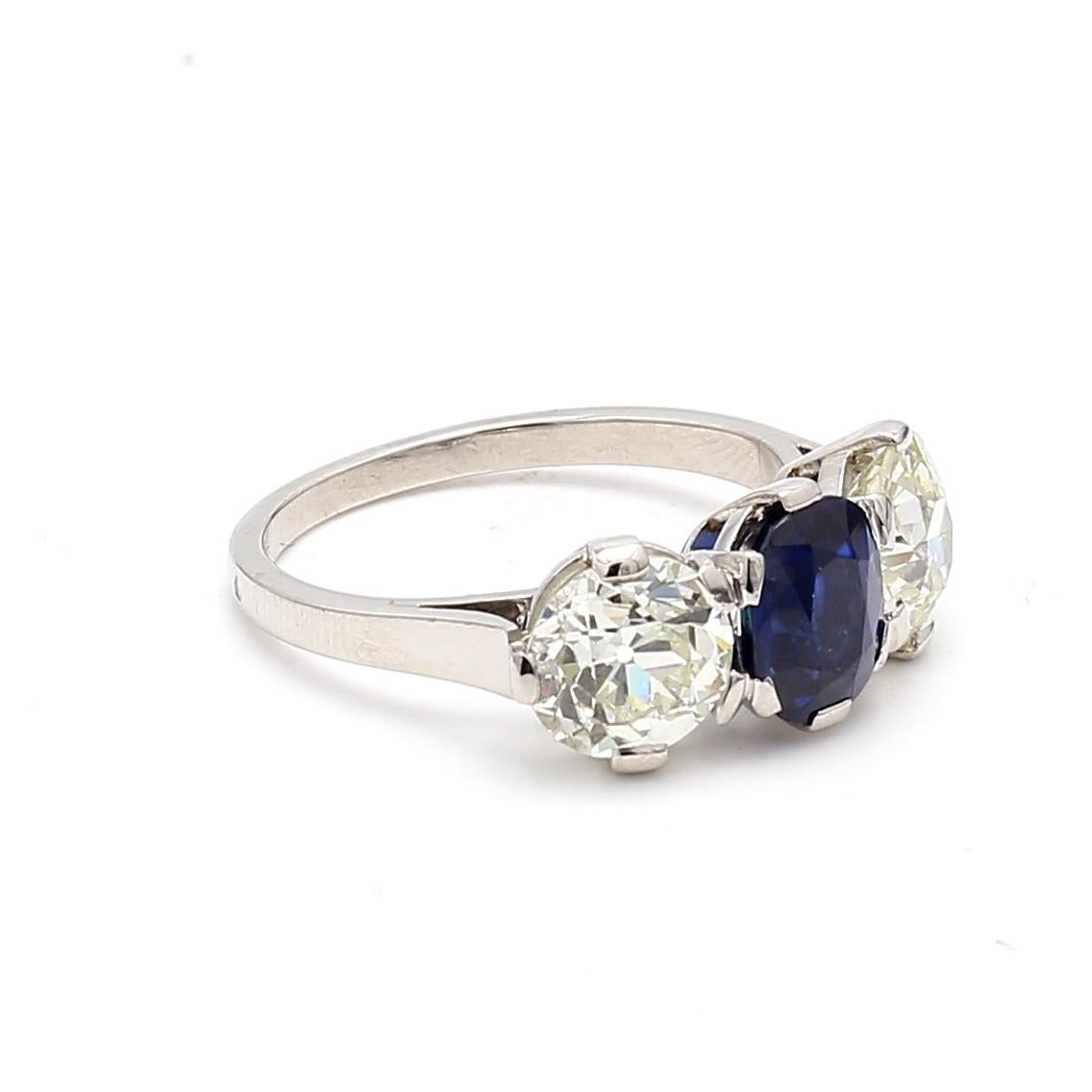Taille vieille Europe Bague à trois pierres en platine avec diamant européen ancien de 4,36 carats et saphir de 2,63 carats en vente