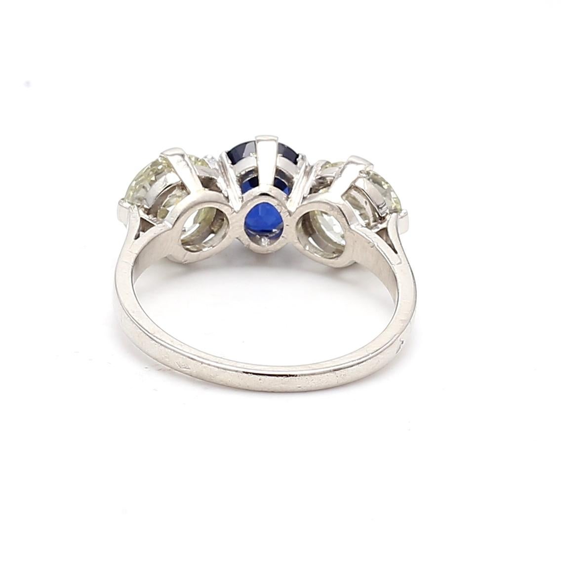 Bague à trois pierres en platine avec diamant européen ancien de 4,36 carats et saphir de 2,63 carats Bon état - En vente à New York, NY