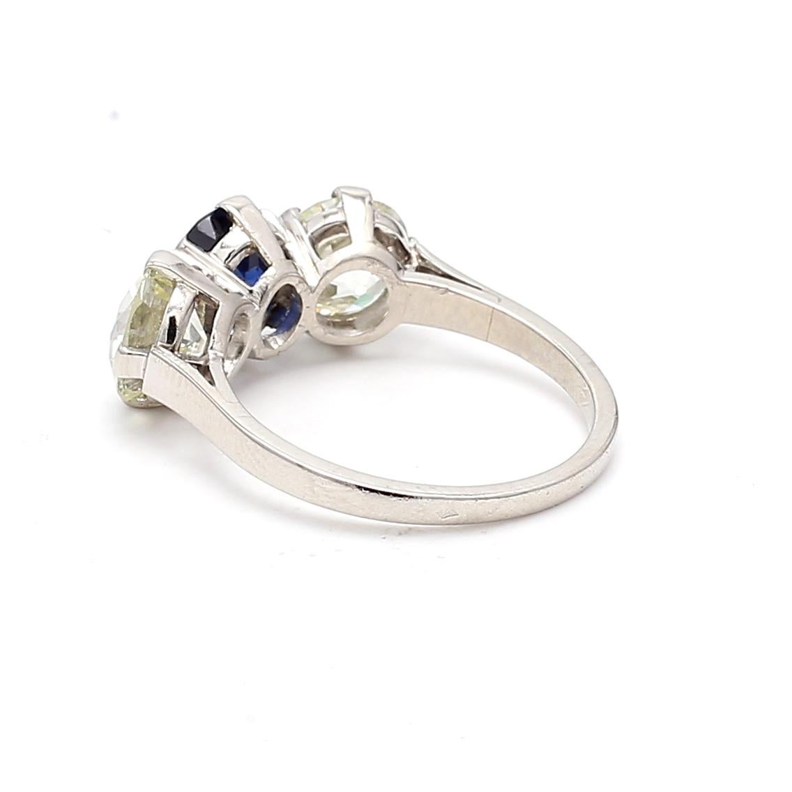Bague à trois pierres en platine avec diamant européen ancien de 4,36 carats et saphir de 2,63 carats Pour femmes en vente