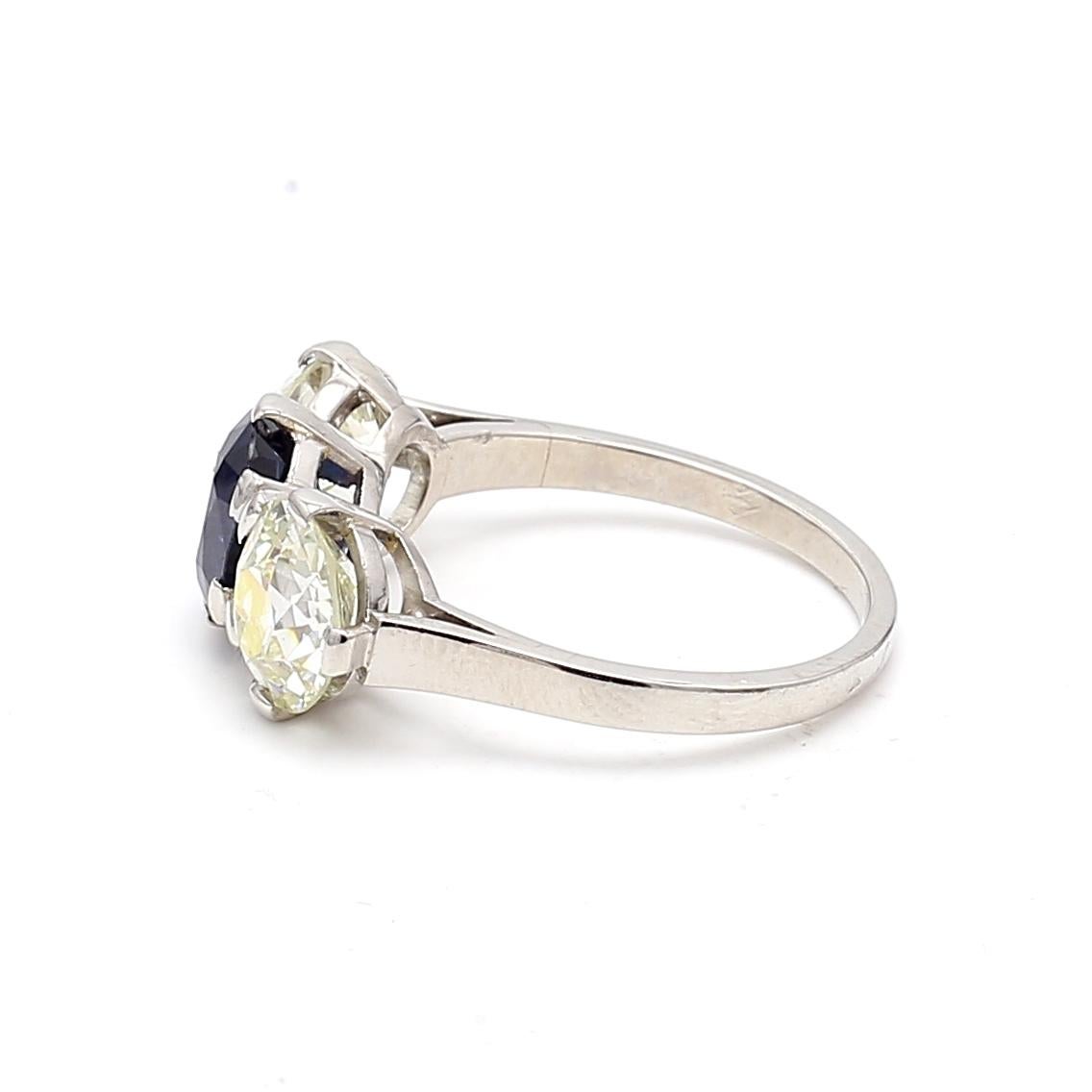 Bague à trois pierres en platine avec diamant européen ancien de 4,36 carats et saphir de 2,63 carats en vente 1