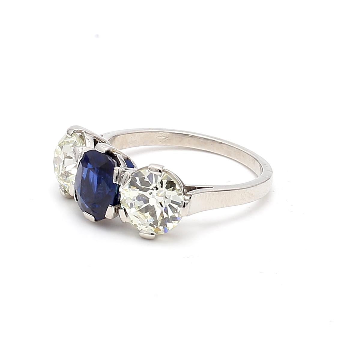 Bague à trois pierres en platine avec diamant européen ancien de 4,36 carats et saphir de 2,63 carats en vente 2