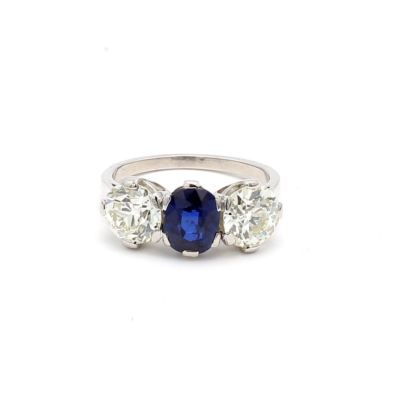 Bague à trois pierres en platine avec diamant européen ancien de 4,36 carats et saphir de 2,63 carats en vente 3