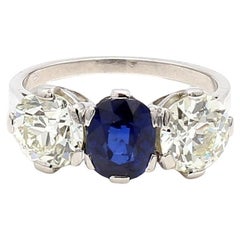 Bague à trois pierres en platine avec diamant européen ancien de 4,36 carats et saphir de 2,63 carats