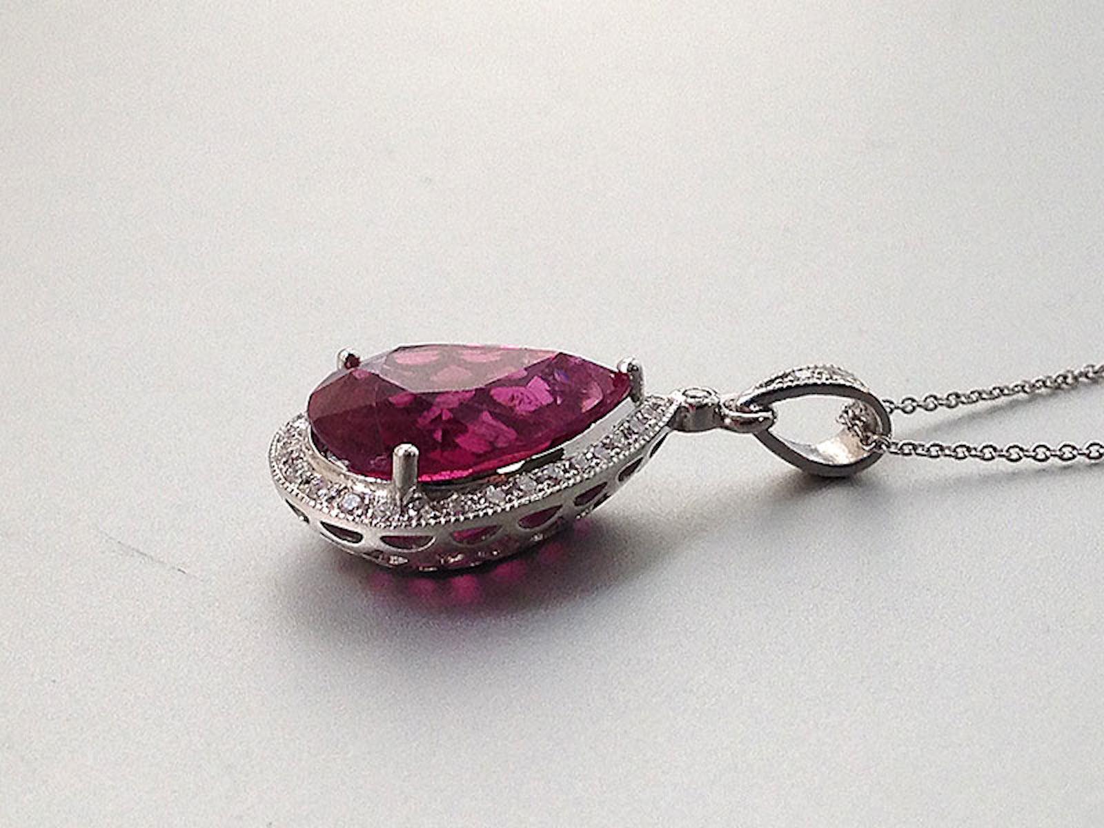 Taglio misto Gemma rubellite rossa naturale da 4,36 carati in ciondolo d'oro bianco 18 carati con diamanti in vendita