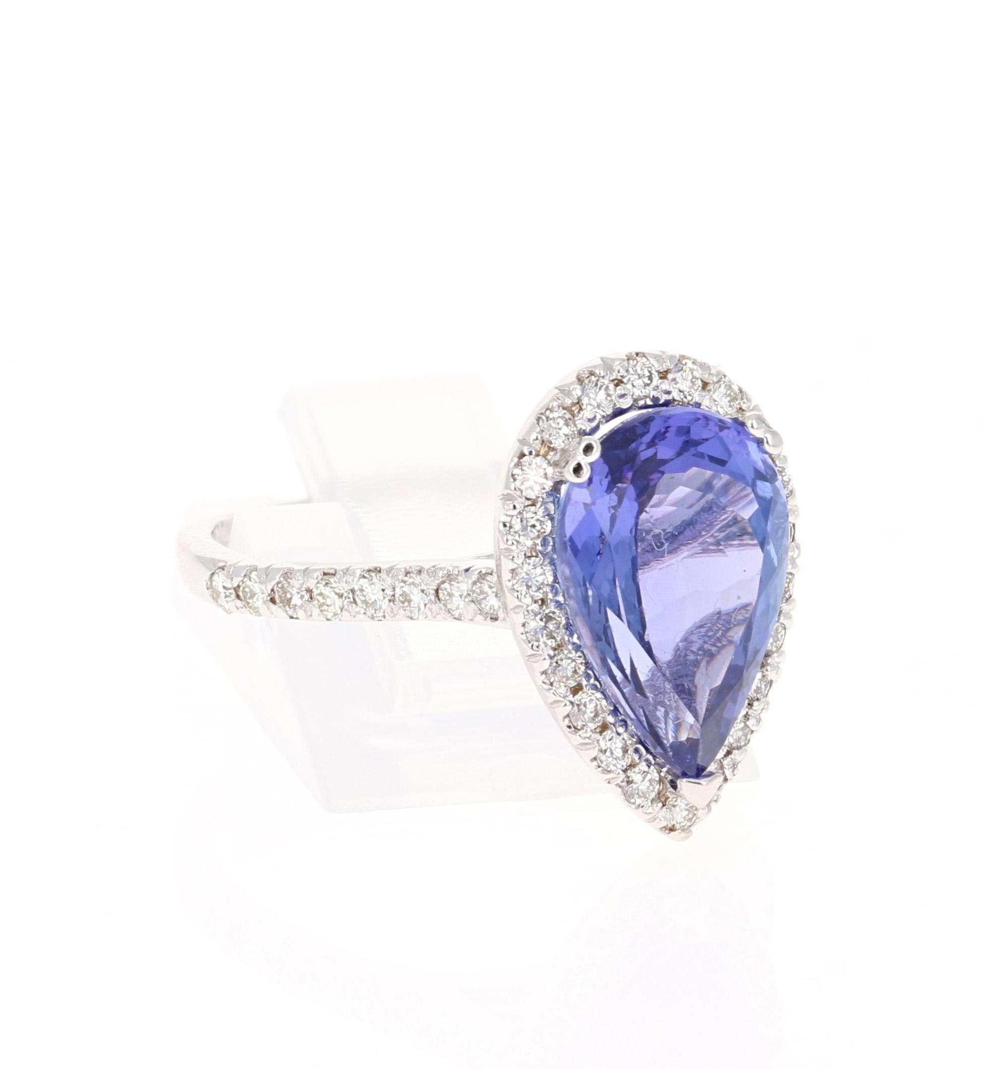 Eleganter und prächtiger, klassischer Tansanit- und Diamantring! 

Dieser Ring hat eine schöne Pear Cut Tanzanite mit einem Gewicht von 3,90 Karat. Er ist umgeben von einem Halo aus 38 Diamanten im Rundschliff mit einem Gewicht von 0,46 Karat und