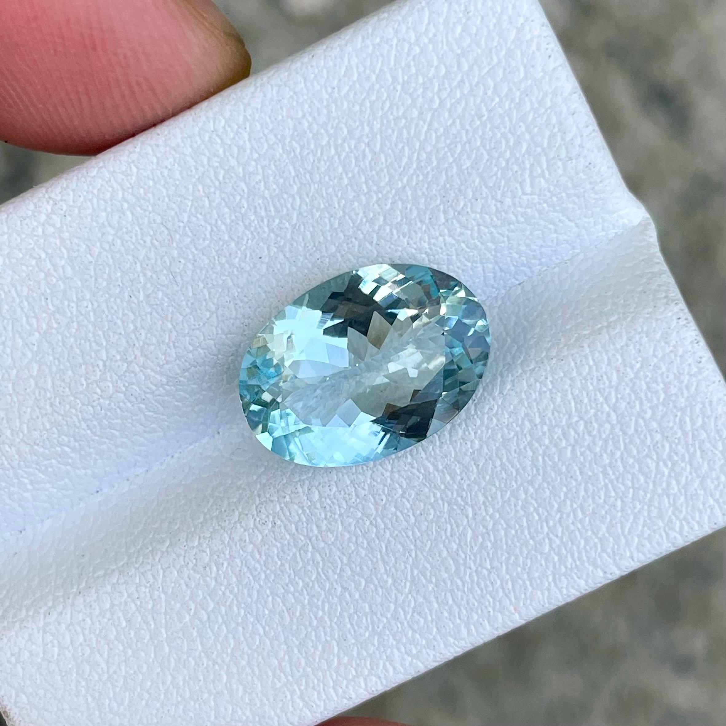 Peso 4,36 quilates 
Dimensiones 13,8x9,8x5,8 mm 
Tratamiento ninguno 
Origen África 
Claridad ojo limpio 
Forma ovalada 
Corte facetado 



Esta gema de aguamarina azul de 4.36 quilates es una impresionante piedra natural de talla ovalada,