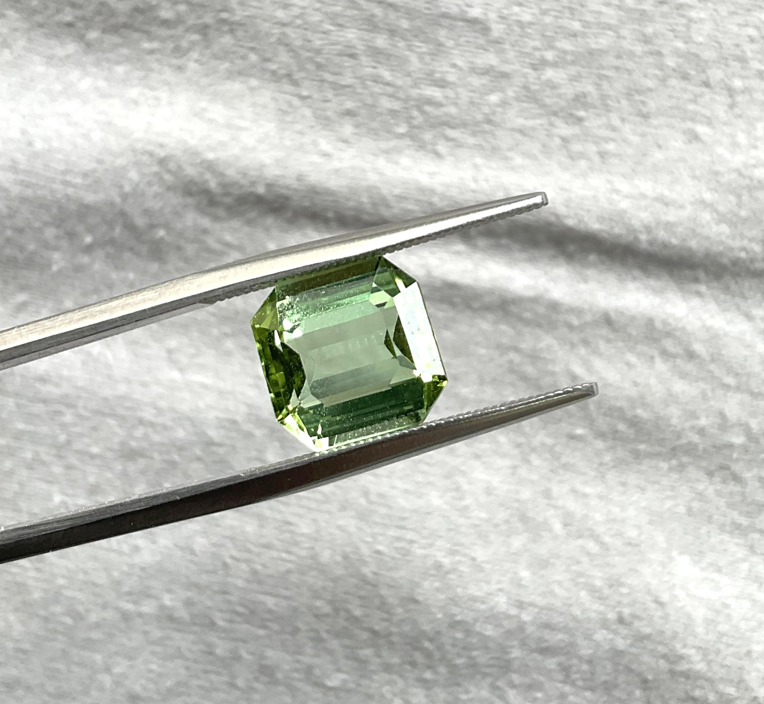Art déco Pierre naturelle de 4.36 carats, tourmaline verte octogonale taillée à facettes de qualité supérieure en vente