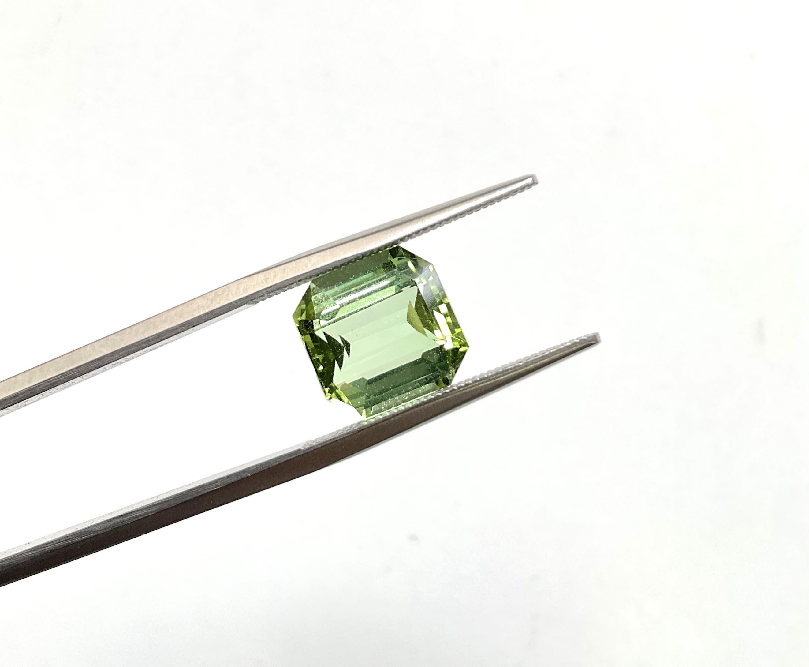 Taille octogone Pierre naturelle de 4.36 carats, tourmaline verte octogonale taillée à facettes de qualité supérieure en vente