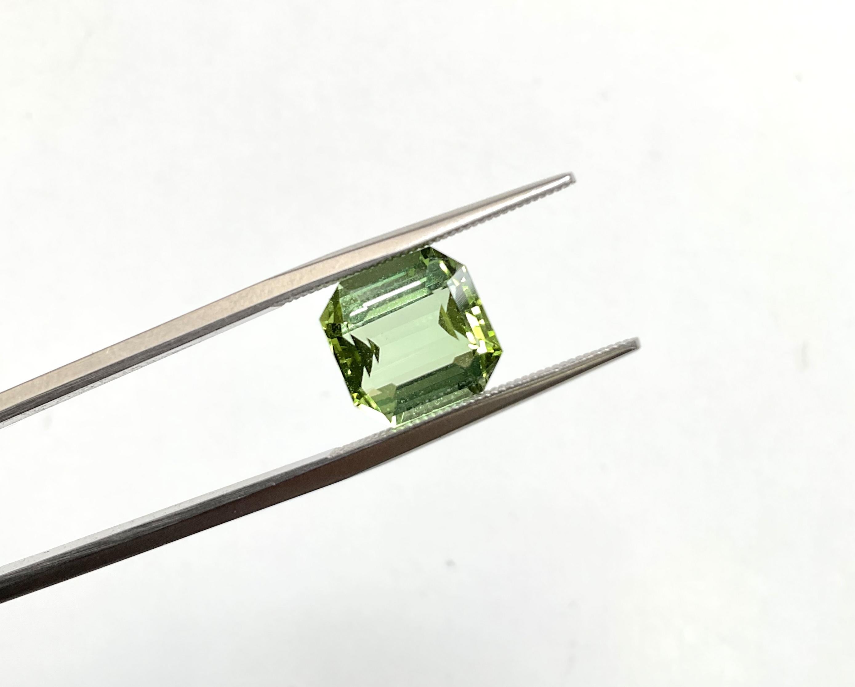 Pierre naturelle de 4.36 carats, tourmaline verte octogonale taillée à facettes de qualité supérieure Neuf - En vente à Jaipur, RJ