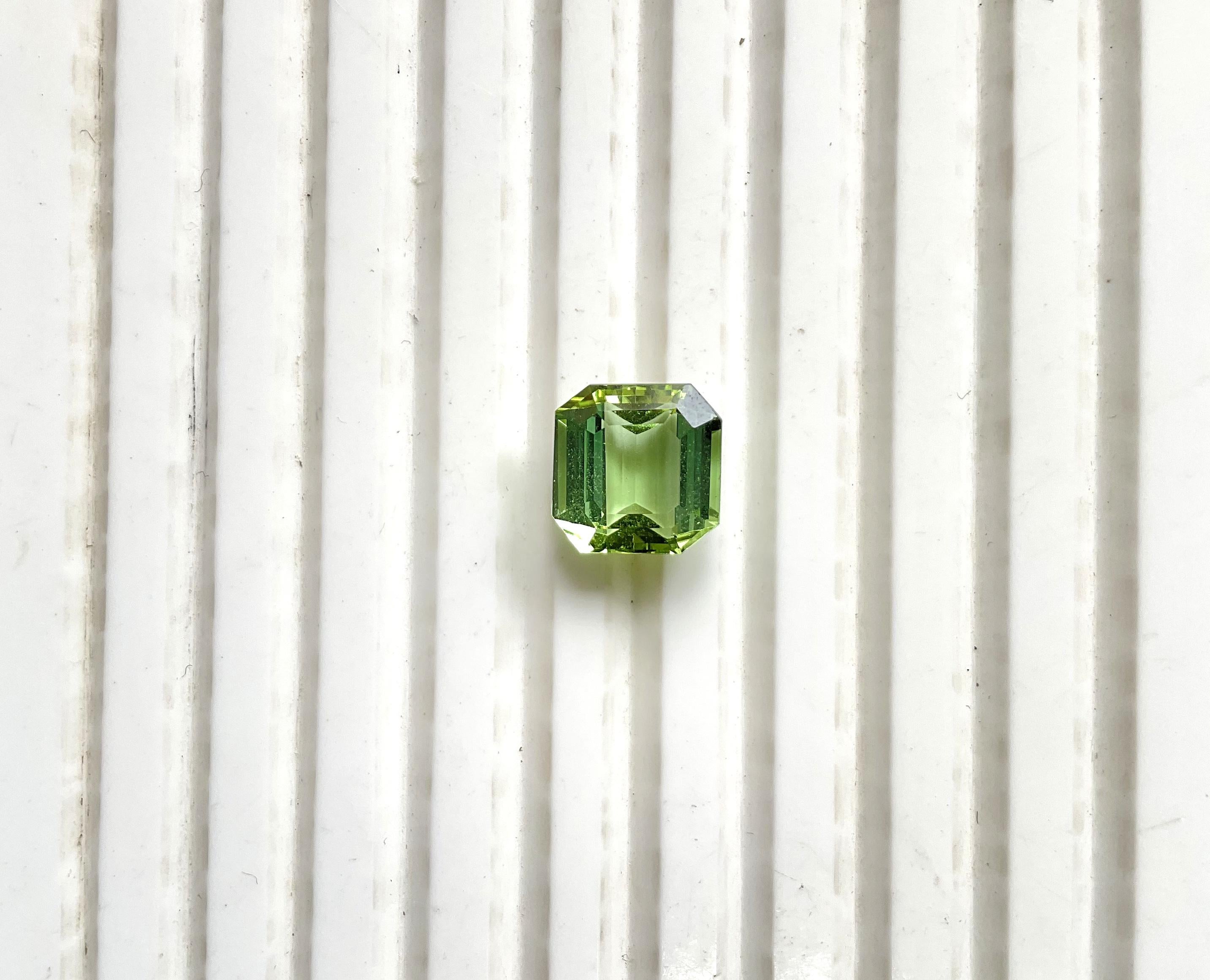 Pierre naturelle de 4.36 carats, tourmaline verte octogonale taillée à facettes de qualité supérieure en vente 1