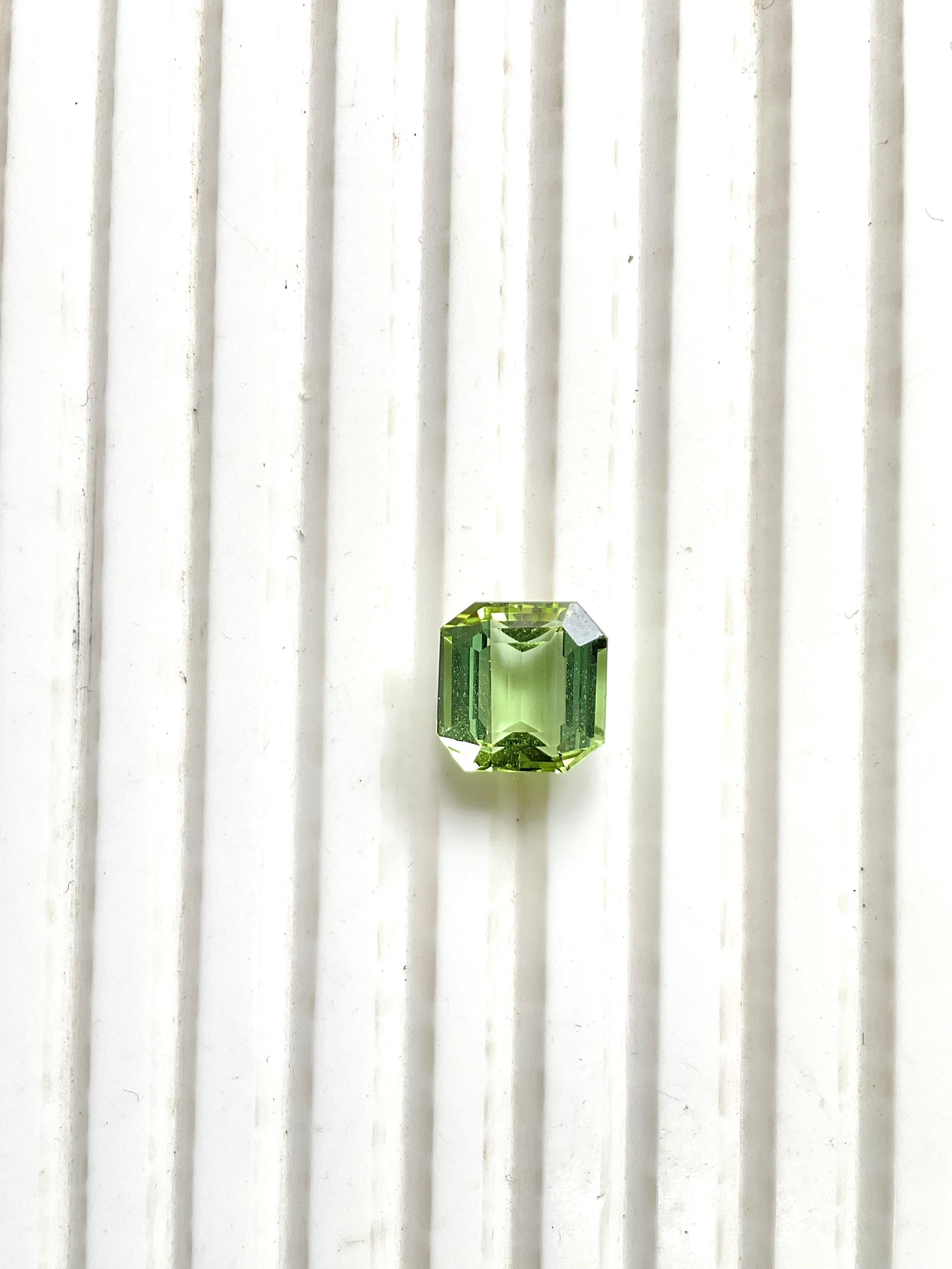 Pierre naturelle de 4.36 carats, tourmaline verte octogonale taillée à facettes de qualité supérieure en vente 2