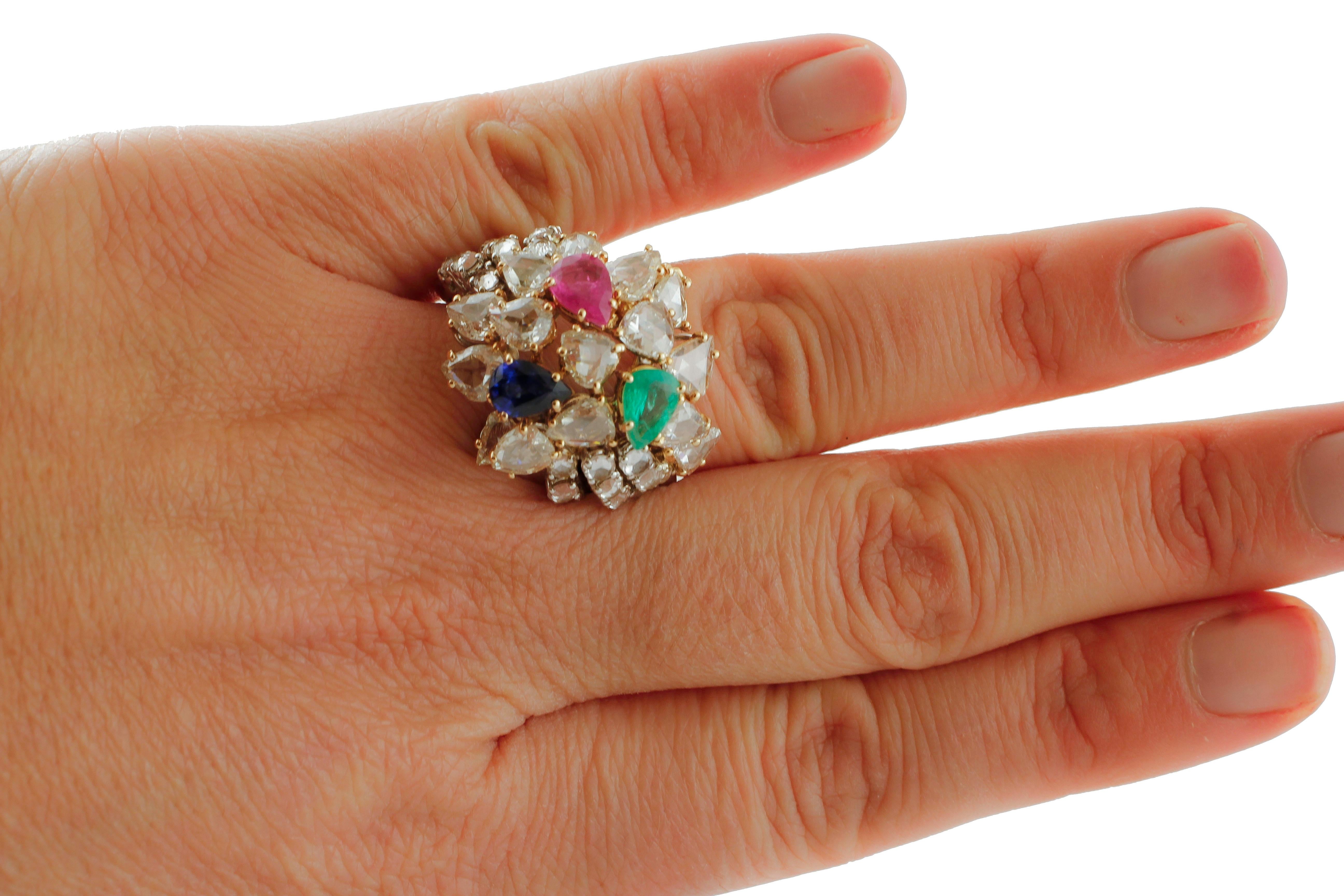 Bague à la mode en or blanc/rose, saphir bleu, rubis et émeraude de 4,36 carats, diamants Pour femmes en vente