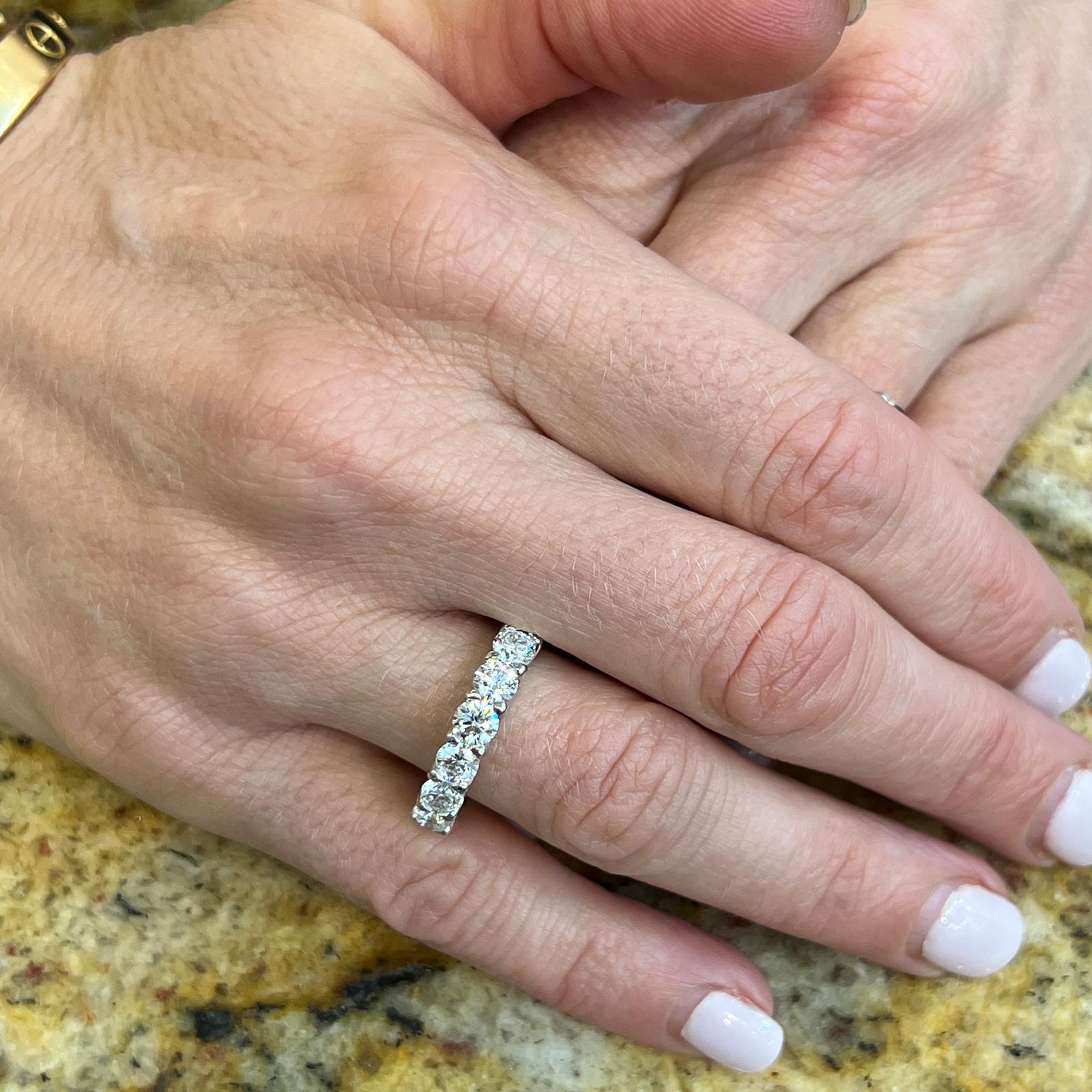 4.36 CTW Anillo de boda de la eternidad del diamante brillante redondo 18KWG U Prong Tamaño 6 Moderno en venta