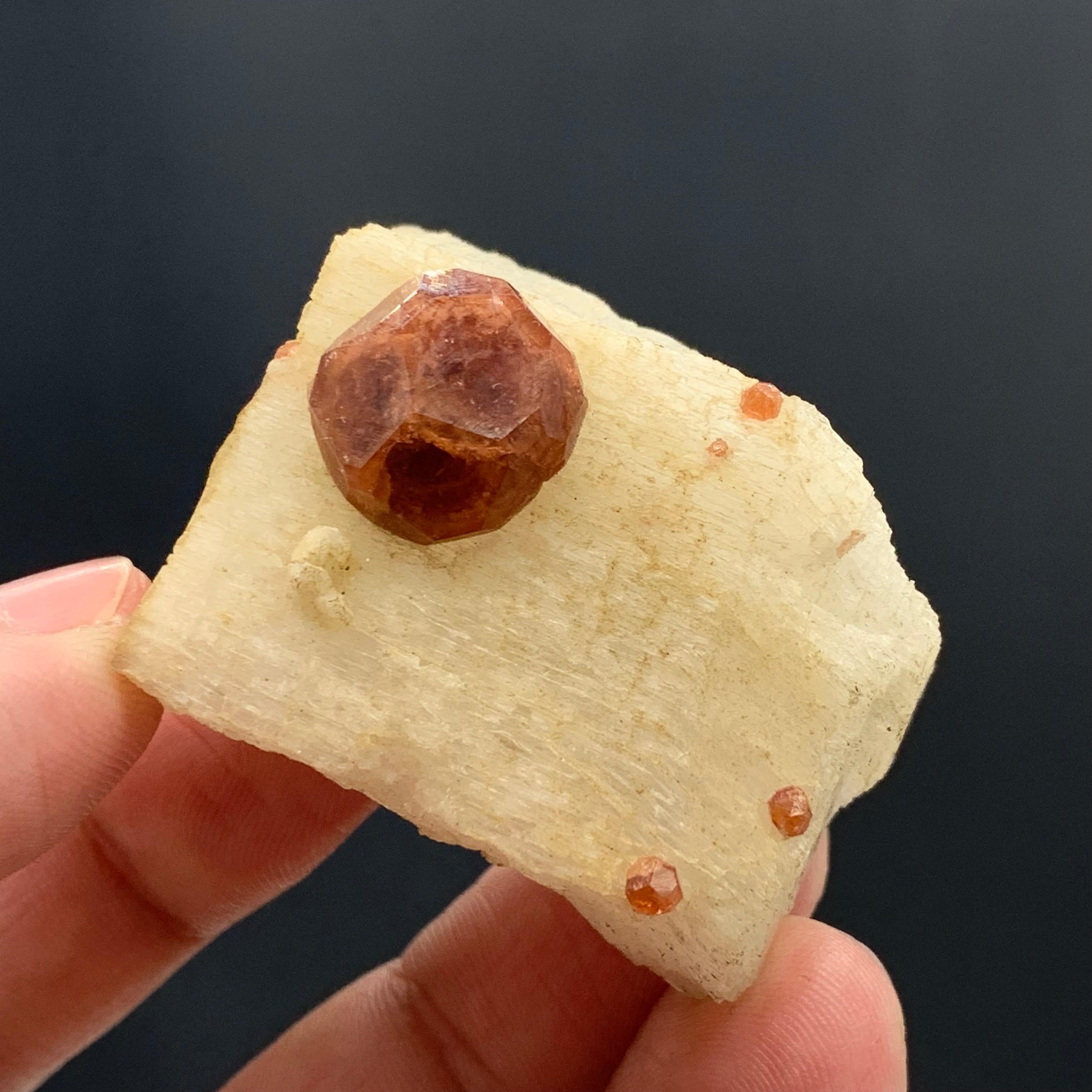 43,62 grammi di granato spessartino fine con feldspato proveniente da Skardu, Pakistan in vendita 2