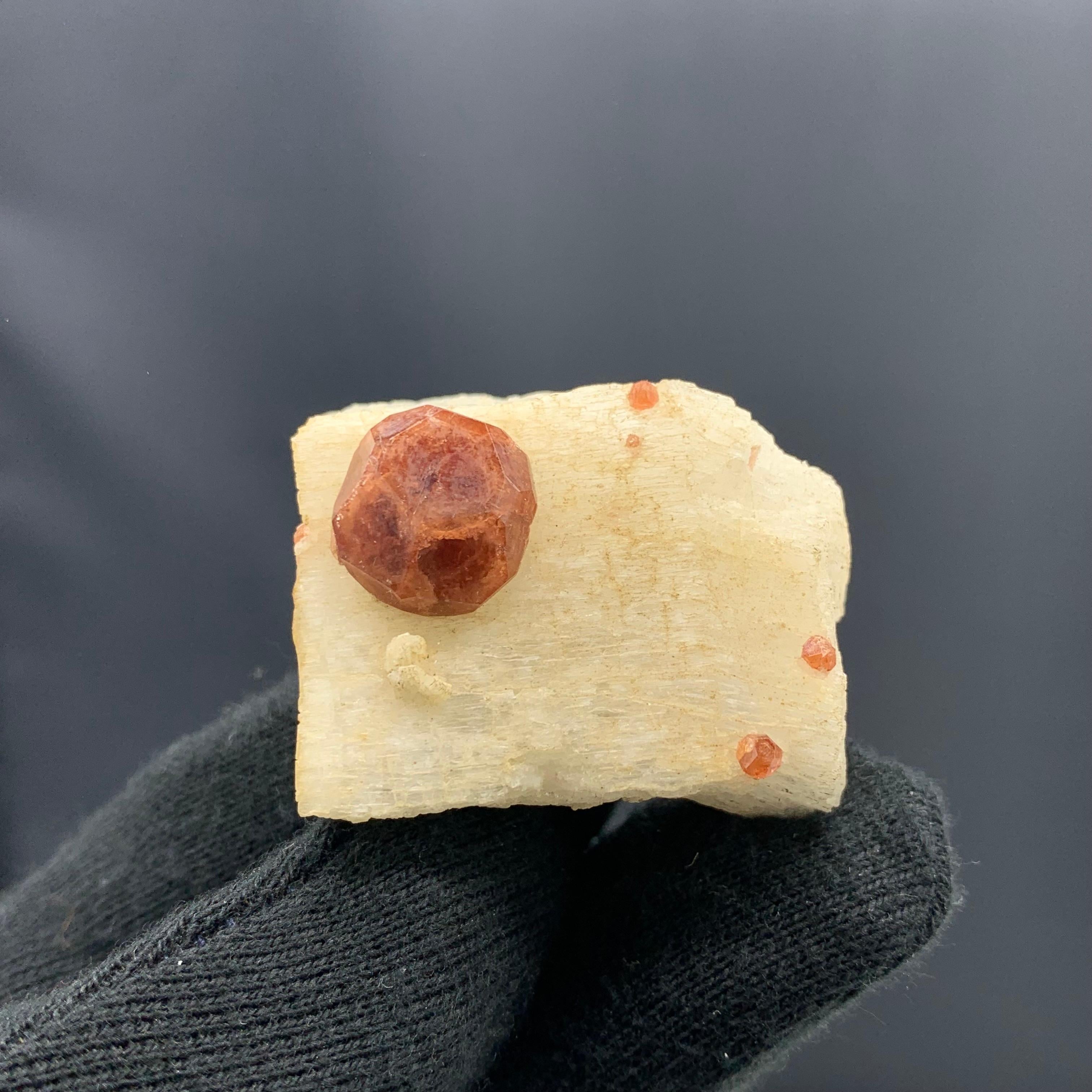 Stile Adam 43,62 grammi di granato spessartino fine con feldspato proveniente da Skardu, Pakistan in vendita
