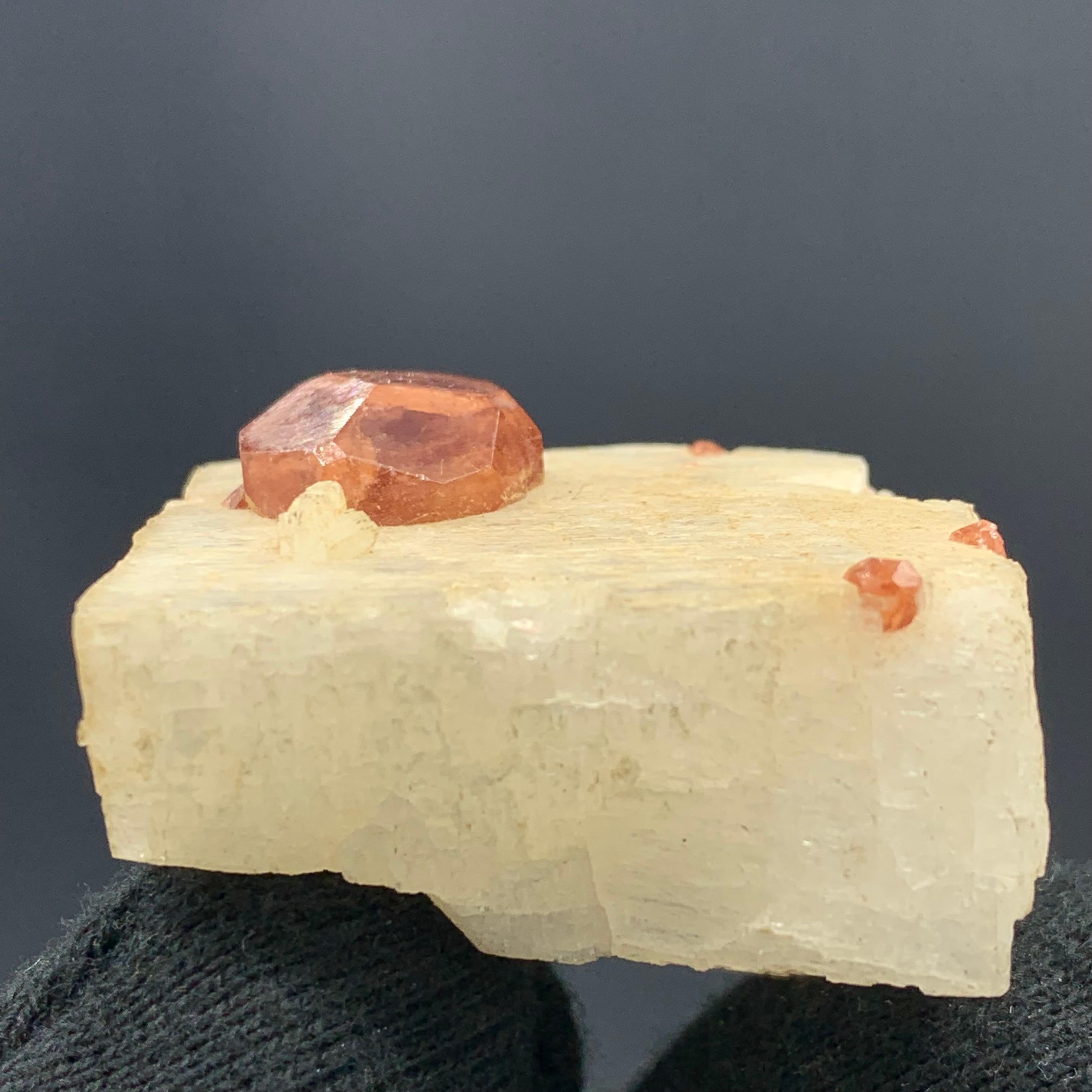 Pakistano 43,62 grammi di granato spessartino fine con feldspato proveniente da Skardu, Pakistan in vendita