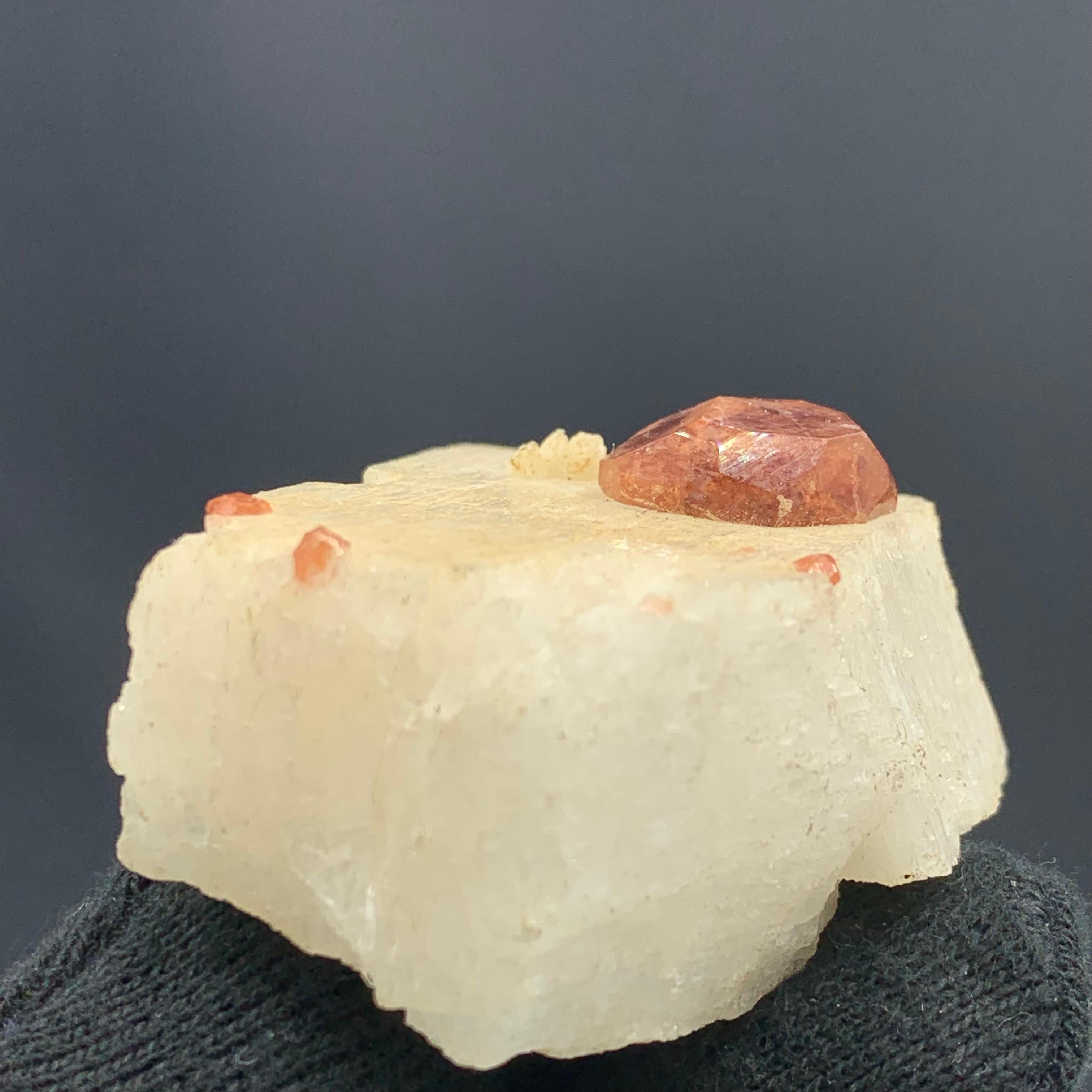 43,62 grammi di granato spessartino fine con feldspato proveniente da Skardu, Pakistan In condizioni buone in vendita a Peshawar, PK