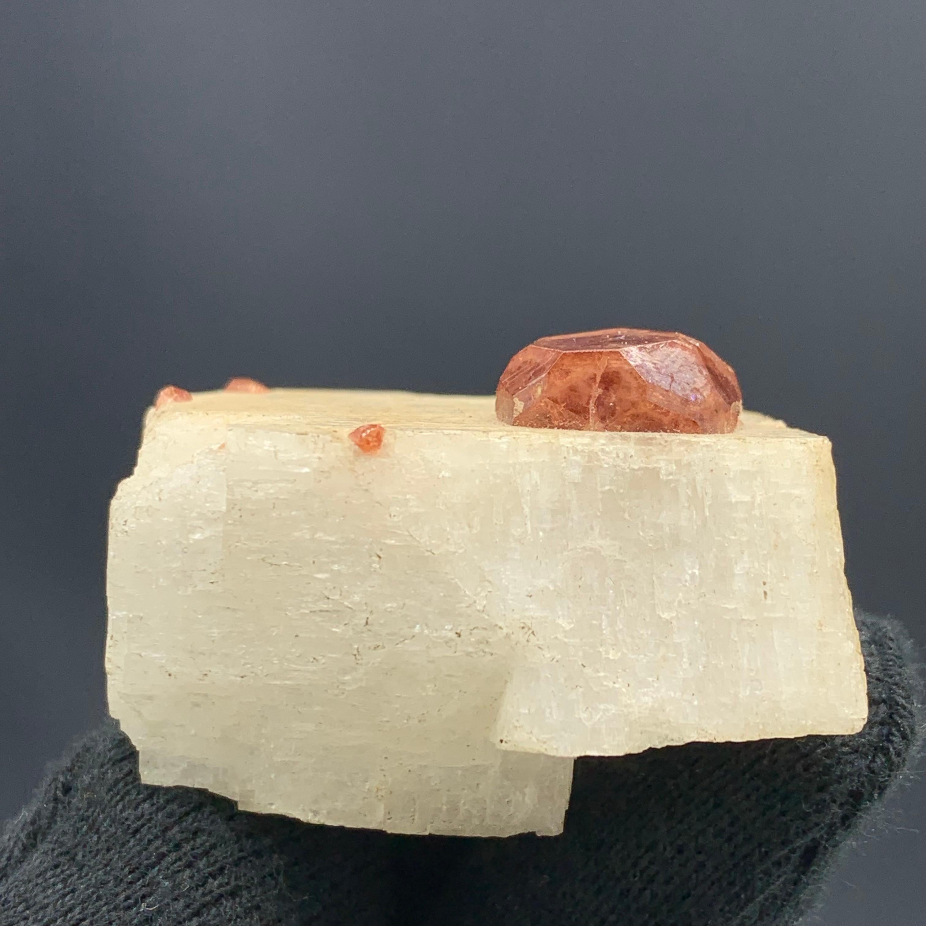 Fino al XVIII secolo 43,62 grammi di granato spessartino fine con feldspato proveniente da Skardu, Pakistan in vendita