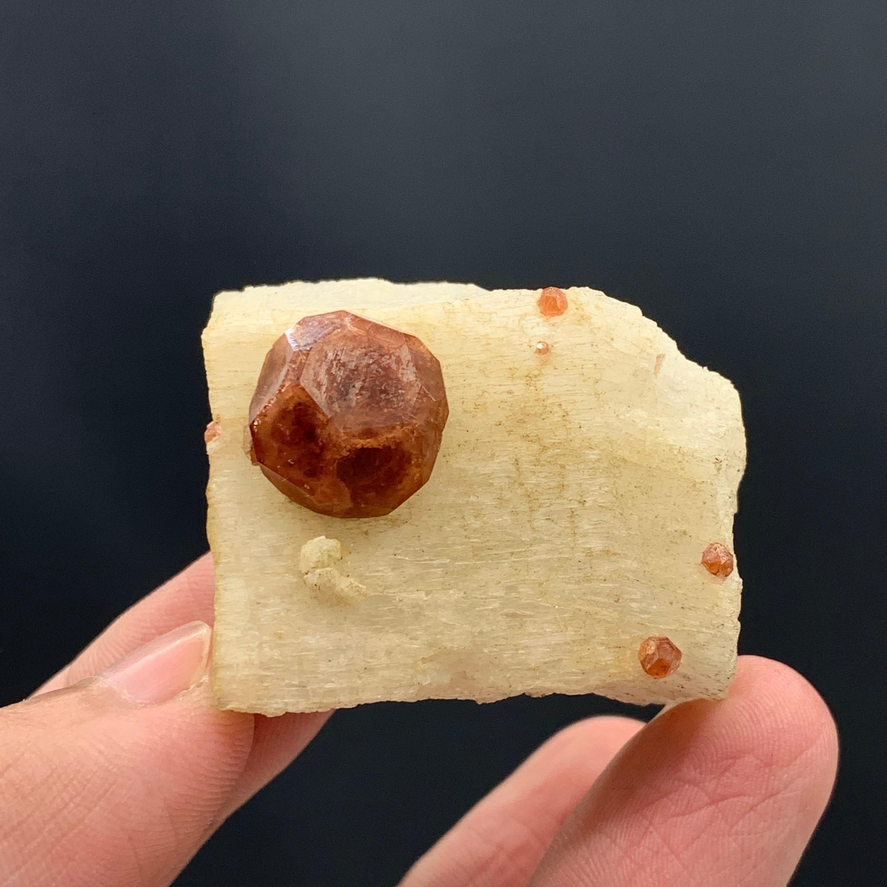 Cristallo di rocca 43,62 grammi di granato spessartino fine con feldspato proveniente da Skardu, Pakistan in vendita
