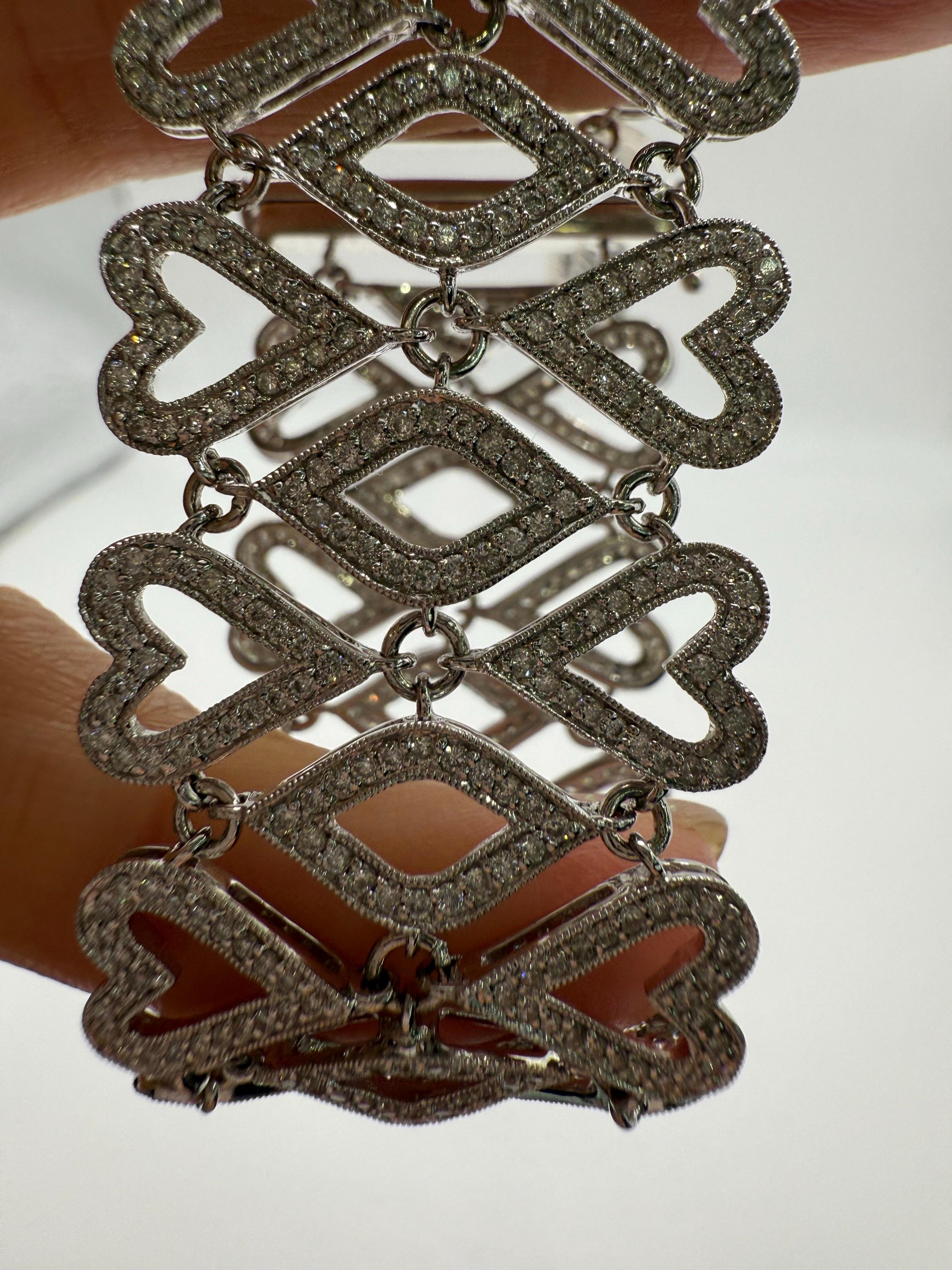 Splendido bracciale bangle comodo e mobile in oro 18KT con più di 4 carati di diamanti di purezza VS-SI e colore F-G.

**Tutti gli oggetti lasciano la nostra sede con un certificato a nome dell'acquirente, politica aziendale! Questo garantisce la