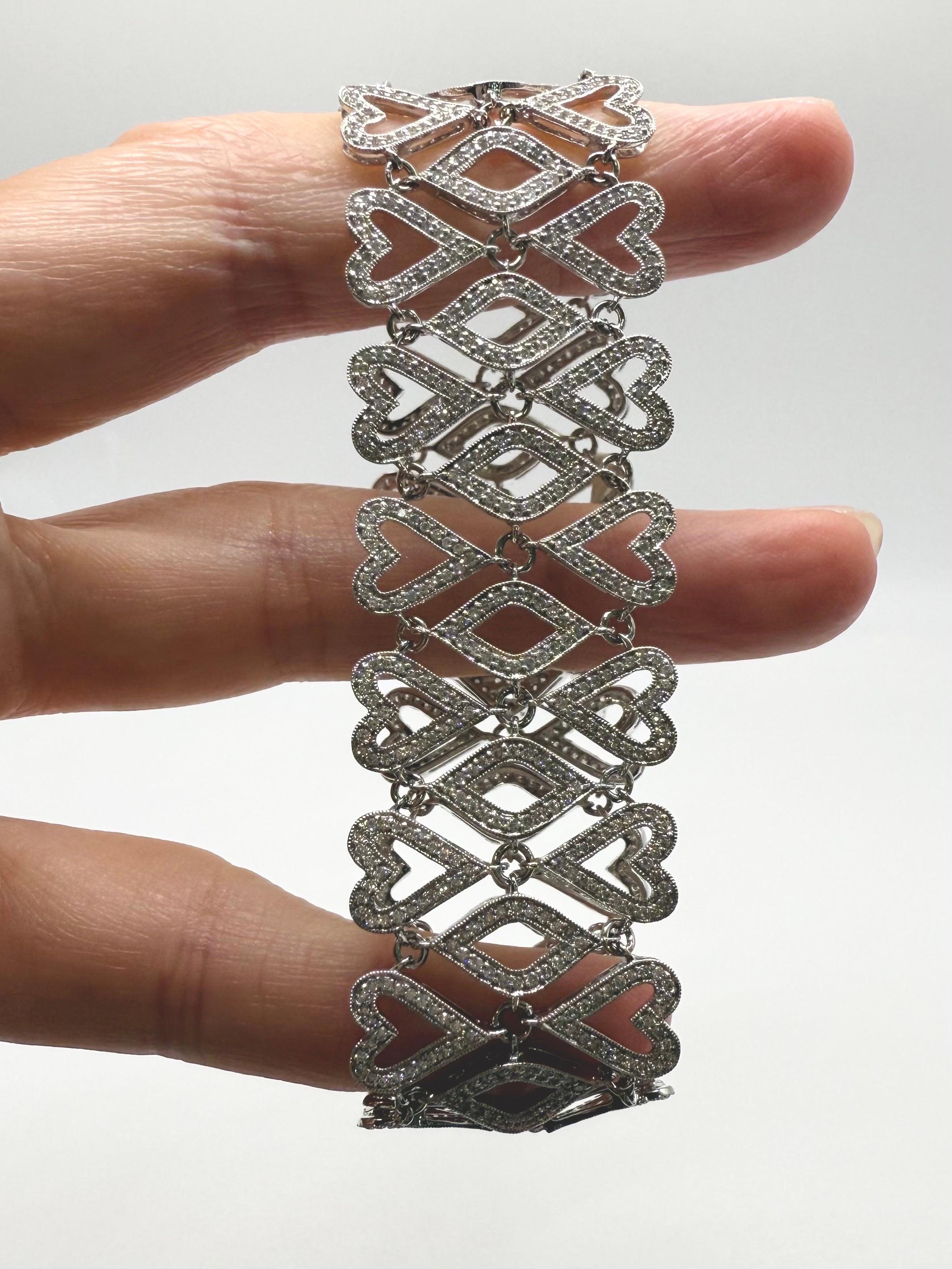 Taglio brillante Bracciale Bangle Cuore 4,36ct Bracciale con diamanti in oro 18KT in vendita