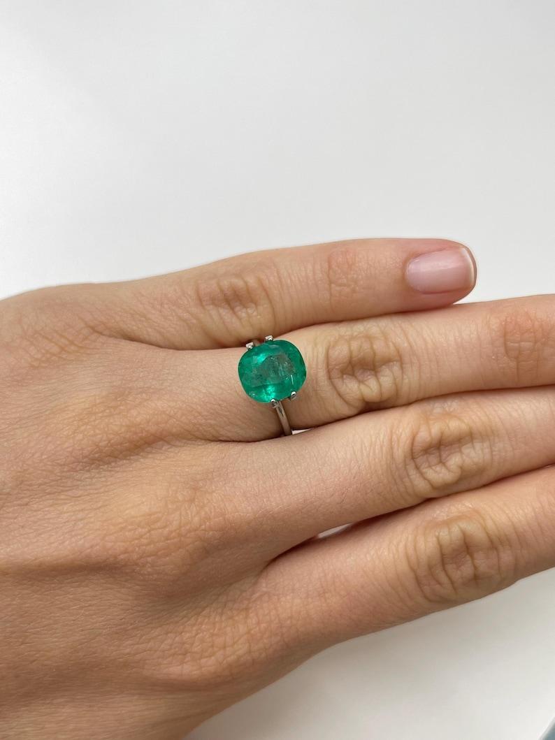 4,37 Karat sommersprossiger tiefgrüner kolumbianischer Smaragd - Kissenschliff Echter Edelstein im Angebot 3